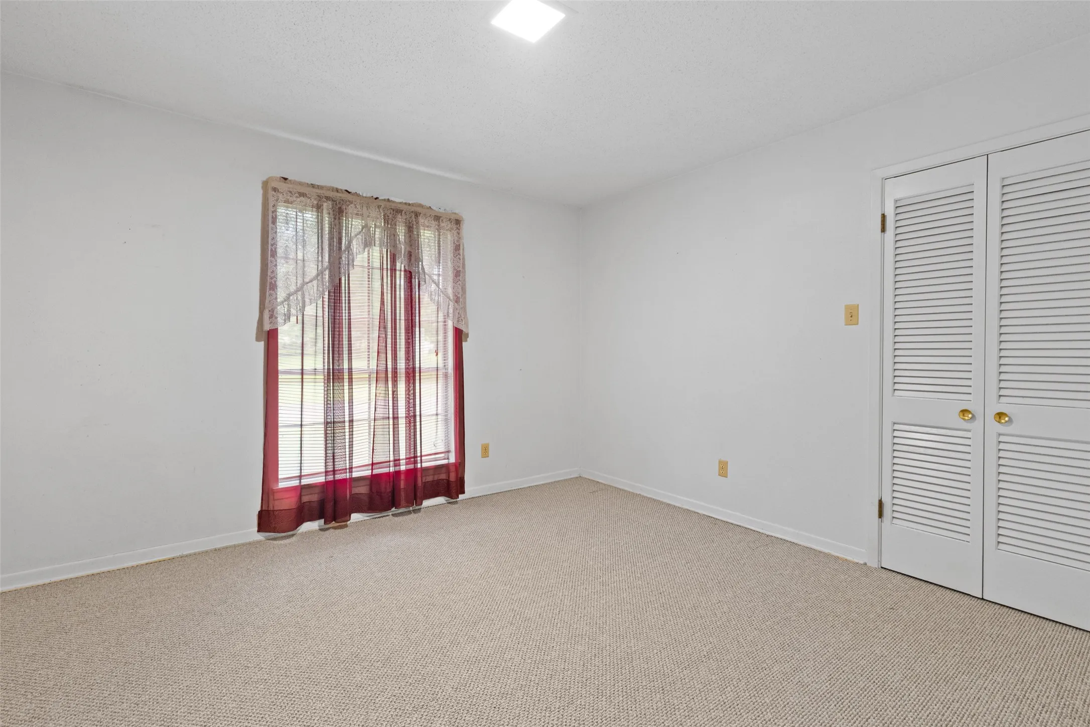 Single Family Residence For Sale in Morris County , 104 N Timberlane, Lone Star, Texas 75668, 4 Bedroom, 2 Bathroom, 2 Garage spaces, 2,233 Sqft, built in 1966, mls#21316273, Real Estate Agent in Lone Star, Homes For Sale in Morris county, Homes For Sale in Lone Star, Realtor in Lone Star Texas, Real Estate Brokerage Independent Realty Texas, Luminita Cordes Realtor