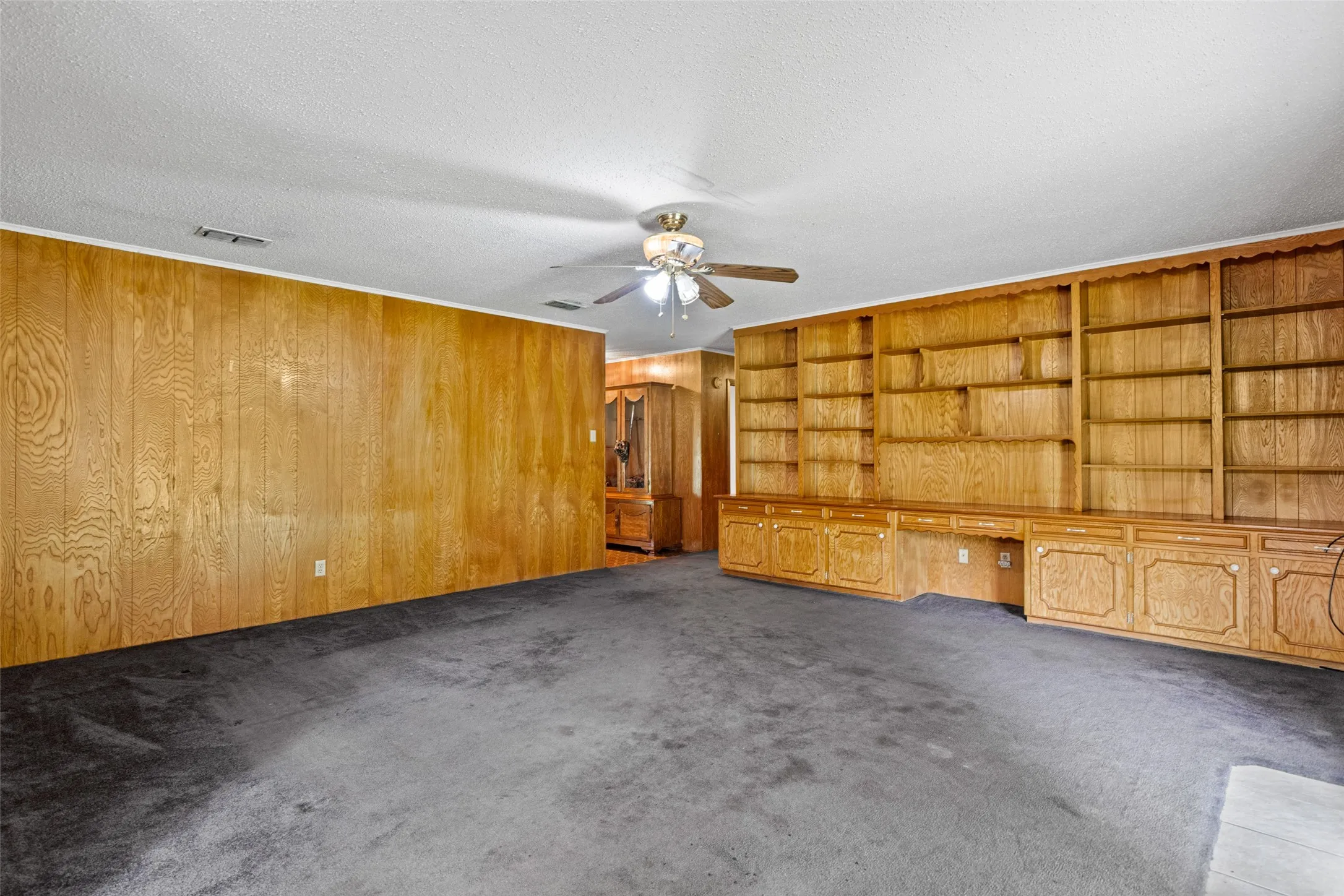 Single Family Residence For Sale in Morris County , 104 N Timberlane, Lone Star, Texas 75668, 4 Bedroom, 2 Bathroom, 2 Garage spaces, 2,233 Sqft, built in 1966, mls#21316273, Real Estate Agent in Lone Star, Homes For Sale in Morris county, Homes For Sale in Lone Star, Realtor in Lone Star Texas, Real Estate Brokerage Independent Realty Texas, Luminita Cordes Realtor