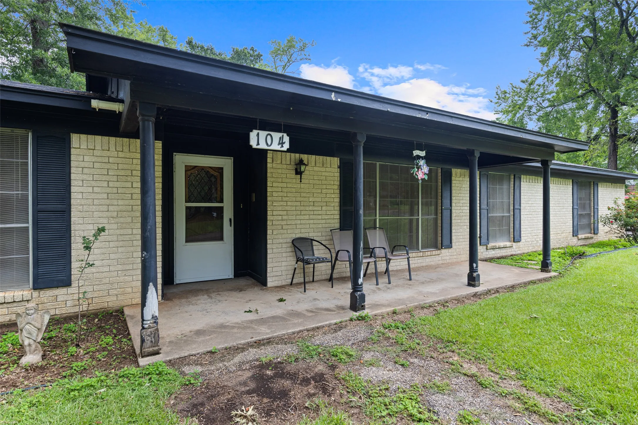 Single Family Residence For Sale in Morris County , 104 N Timberlane, Lone Star, Texas 75668, 4 Bedroom, 2 Bathroom, 2 Garage spaces, 2,233 Sqft, built in 1966, mls#21316273, Real Estate Agent in Lone Star, Homes For Sale in Morris county, Homes For Sale in Lone Star, Realtor in Lone Star Texas, Real Estate Brokerage Independent Realty Texas, Luminita Cordes Realtor