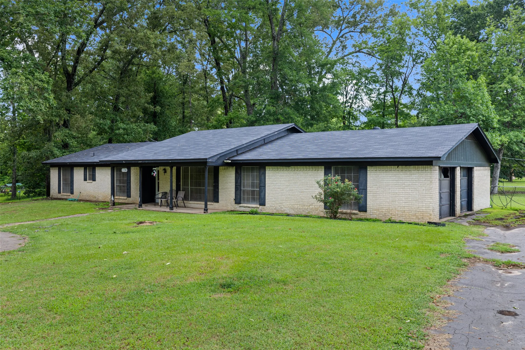 Single Family Residence For Sale in Morris County , 104 N Timberlane, Lone Star, Texas 75668, 4 Bedroom, 2 Bathroom, 2 Garage spaces, 2,233 Sqft, built in 1966, mls#21316273, Real Estate Agent in Lone Star, Homes For Sale in Morris county, Homes For Sale in Lone Star, Realtor in Lone Star Texas, Real Estate Brokerage Independent Realty Texas, Luminita Cordes Realtor