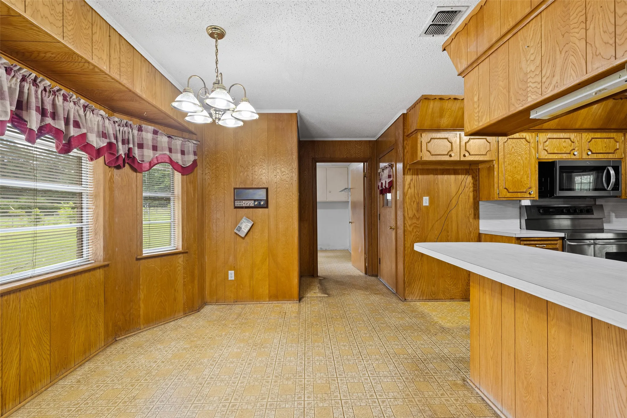 Single Family Residence For Sale in Morris County , 104 N Timberlane, Lone Star, Texas 75668, 4 Bedroom, 2 Bathroom, 2 Garage spaces, 2,233 Sqft, built in 1966, mls#21316273, Real Estate Agent in Lone Star, Homes For Sale in Morris county, Homes For Sale in Lone Star, Realtor in Lone Star Texas, Real Estate Brokerage Independent Realty Texas, Luminita Cordes Realtor