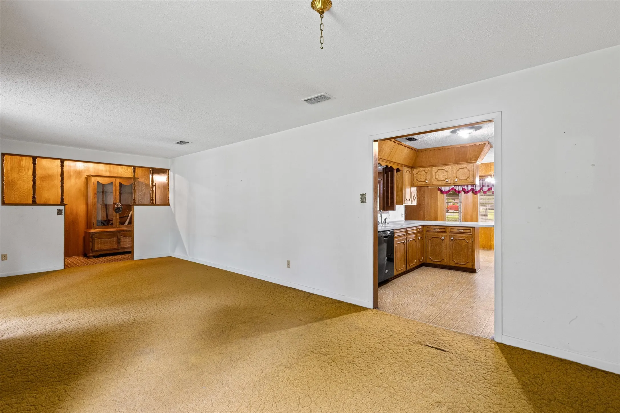 Single Family Residence For Sale in Morris County , 104 N Timberlane, Lone Star, Texas 75668, 4 Bedroom, 2 Bathroom, 2 Garage spaces, 2,233 Sqft, built in 1966, mls#21316273, Real Estate Agent in Lone Star, Homes For Sale in Morris county, Homes For Sale in Lone Star, Realtor in Lone Star Texas, Real Estate Brokerage Independent Realty Texas, Luminita Cordes Realtor