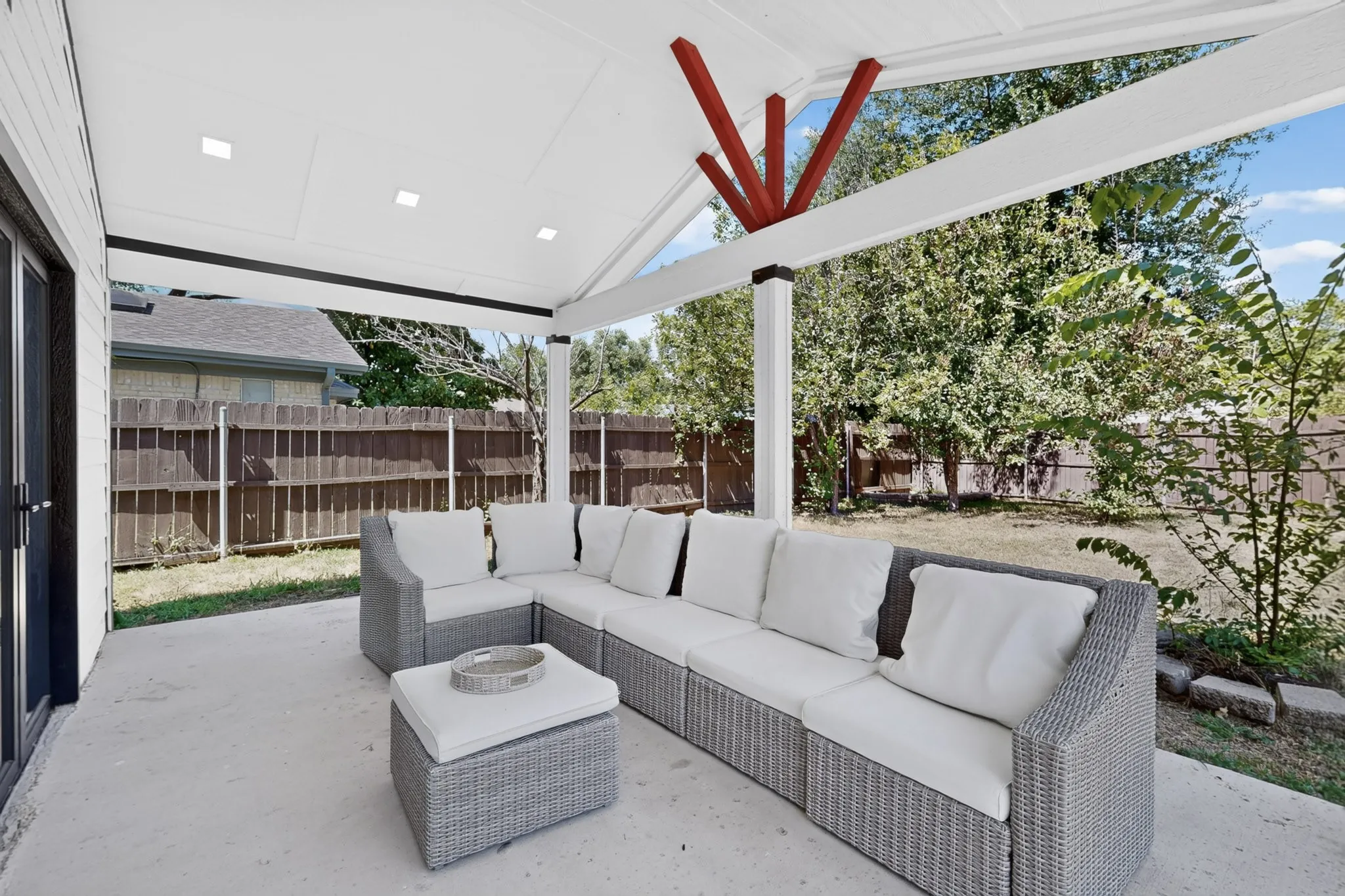 Single Family Residence For Rent in Tarrant County , 928 Columbus Court, Bedford, Texas 76022, 4 Bedroom, 3 Bathroom, 2 Garage spaces, 1,859 Sqft, built in 1974, mls#21327252, Real Estate Agent in Bedford, Homes For Rent in Tarrant county, Homes For Rent in Bedford, Realtor in Bedford Texas, Real Estate Brokerage Independent Realty Texas, Luminita Cordes Realtor