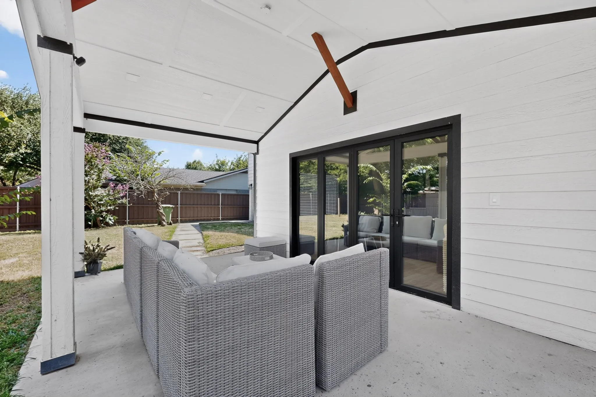 Single Family Residence For Rent in Tarrant County , 928 Columbus Court, Bedford, Texas 76022, 4 Bedroom, 3 Bathroom, 2 Garage spaces, 1,859 Sqft, built in 1974, mls#21327252, Real Estate Agent in Bedford, Homes For Rent in Tarrant county, Homes For Rent in Bedford, Realtor in Bedford Texas, Real Estate Brokerage Independent Realty Texas, Luminita Cordes Realtor