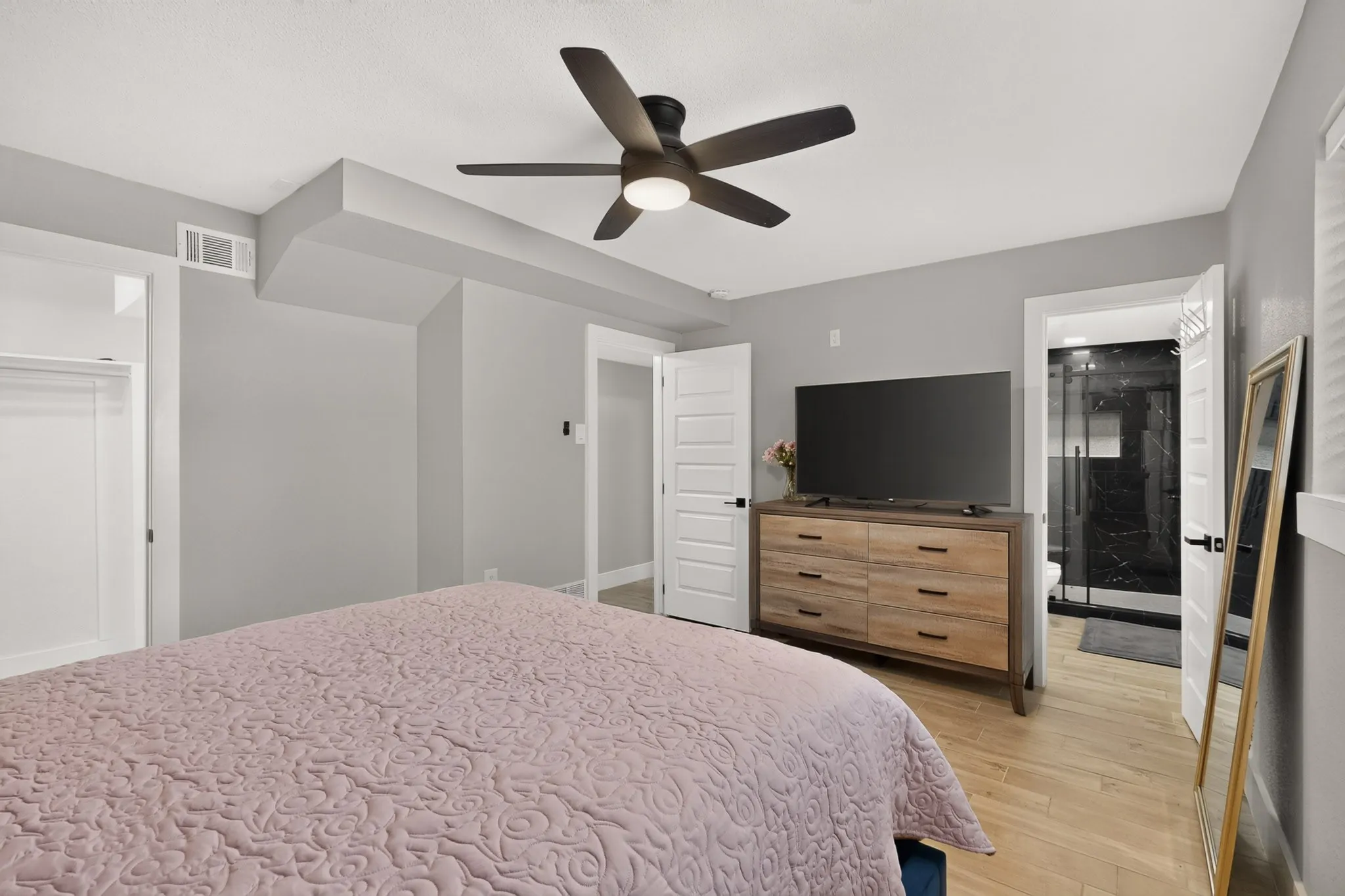 Single Family Residence For Rent in Tarrant County , 928 Columbus Court, Bedford, Texas 76022, 4 Bedroom, 3 Bathroom, 2 Garage spaces, 1,859 Sqft, built in 1974, mls#21327252, Real Estate Agent in Bedford, Homes For Rent in Tarrant county, Homes For Rent in Bedford, Realtor in Bedford Texas, Real Estate Brokerage Independent Realty Texas, Luminita Cordes Realtor