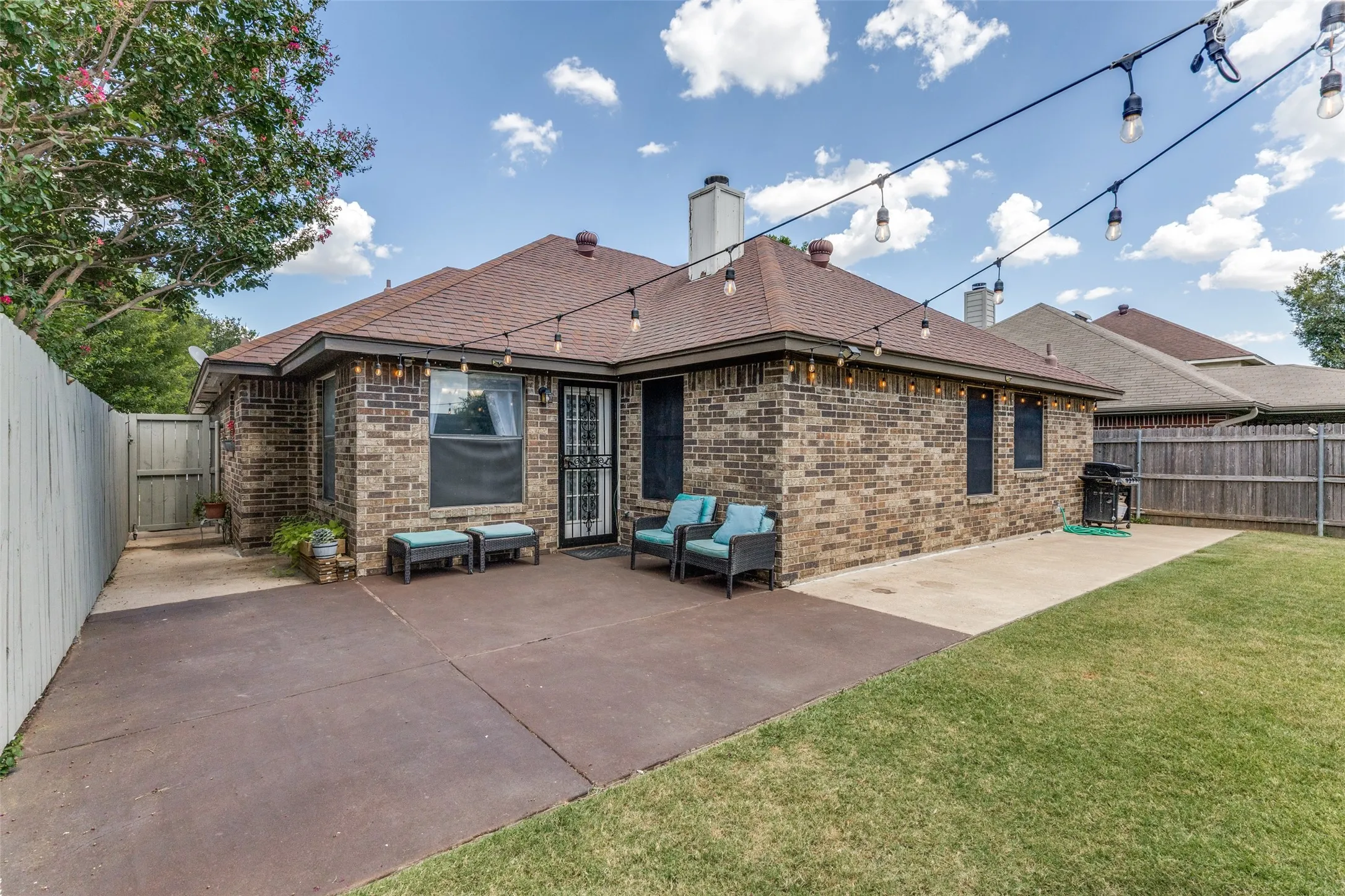 Single Family Residence For Sale in Tarrant County , 4833 Colonial Park Drive, Haltom City, Texas 76117, 3 Bedroom, 2 Bathroom, 2 Garage spaces, 1,275 Sqft, built in 1991, mls#21314147, Real Estate Agent in Haltom City, Homes For Sale in Tarrant county, Homes For Sale in Haltom City, Realtor in Haltom City Texas, Real Estate Brokerage Independent Realty Texas, Luminita Cordes Realtor