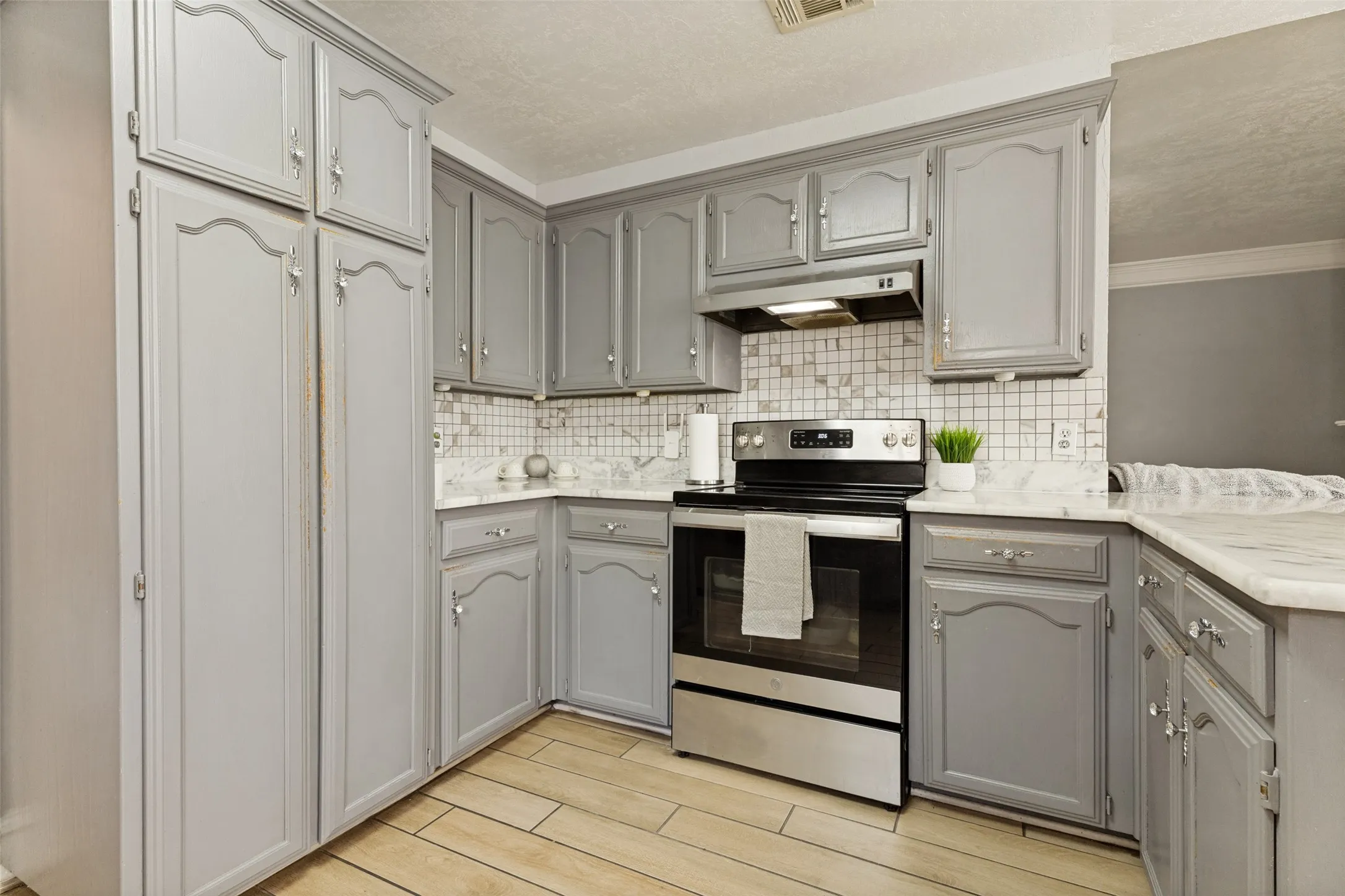 Single Family Residence For Sale in Tarrant County , 4833 Colonial Park Drive, Haltom City, Texas 76117, 3 Bedroom, 2 Bathroom, 2 Garage spaces, 1,275 Sqft, built in 1991, mls#21314147, Real Estate Agent in Haltom City, Homes For Sale in Tarrant county, Homes For Sale in Haltom City, Realtor in Haltom City Texas, Real Estate Brokerage Independent Realty Texas, Luminita Cordes Realtor
