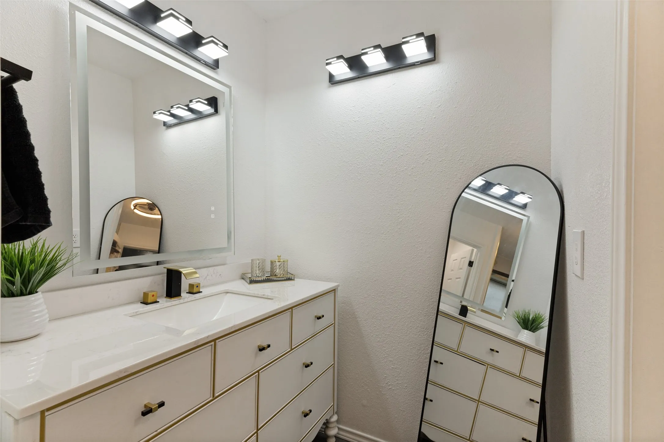 Single Family Residence For Sale in Tarrant County , 4833 Colonial Park Drive, Haltom City, Texas 76117, 3 Bedroom, 2 Bathroom, 2 Garage spaces, 1,275 Sqft, built in 1991, mls#21314147, Real Estate Agent in Haltom City, Homes For Sale in Tarrant county, Homes For Sale in Haltom City, Realtor in Haltom City Texas, Real Estate Brokerage Independent Realty Texas, Luminita Cordes Realtor