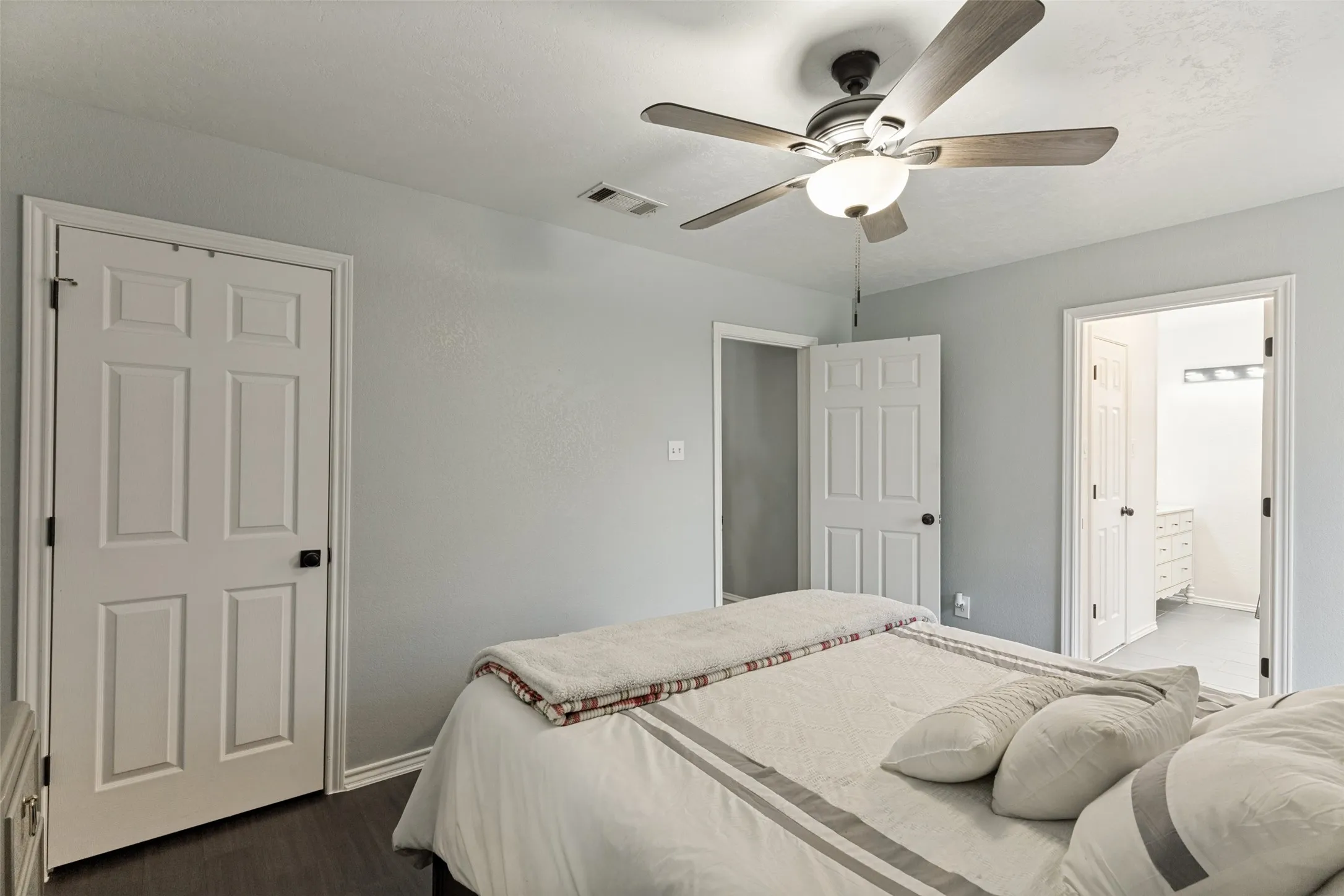 Single Family Residence For Sale in Tarrant County , 4833 Colonial Park Drive, Haltom City, Texas 76117, 3 Bedroom, 2 Bathroom, 2 Garage spaces, 1,275 Sqft, built in 1991, mls#21314147, Real Estate Agent in Haltom City, Homes For Sale in Tarrant county, Homes For Sale in Haltom City, Realtor in Haltom City Texas, Real Estate Brokerage Independent Realty Texas, Luminita Cordes Realtor