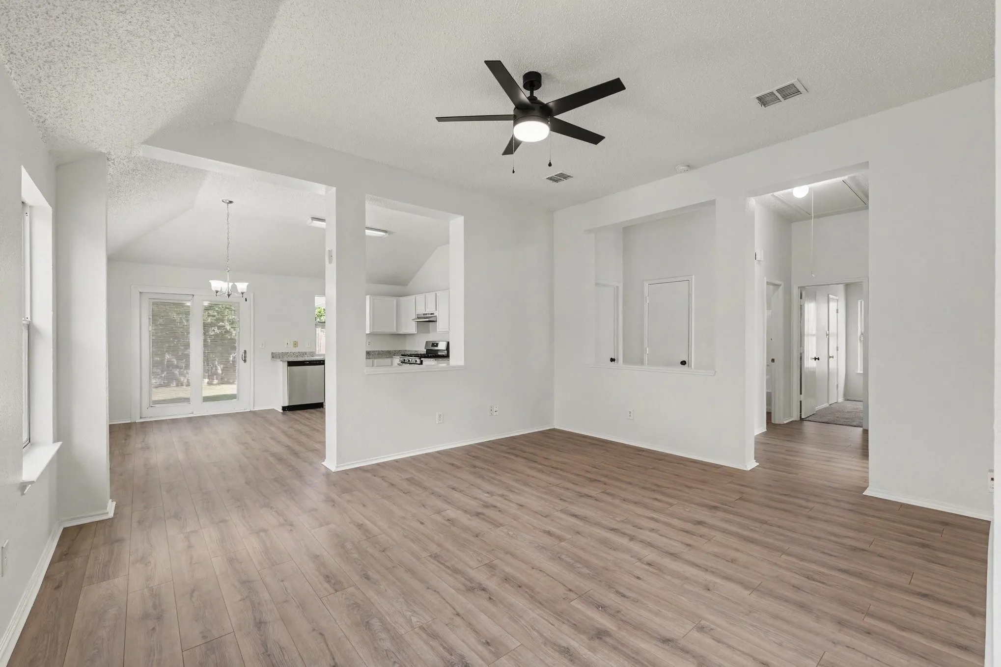Single Family Residence For Sale in Tarrant County , 7315 Marsland Lane, Arlington, Texas 76001, 3 Bedroom, 2 Bathroom, 2 Garage spaces, 1,430 Sqft, built in 2001, mls#21324667, Real Estate Agent in Arlington, Homes For Sale in Tarrant county, Homes For Sale in Arlington, Realtor in Arlington Texas, Real Estate Brokerage Independent Realty Texas, Luminita Cordes Realtor
