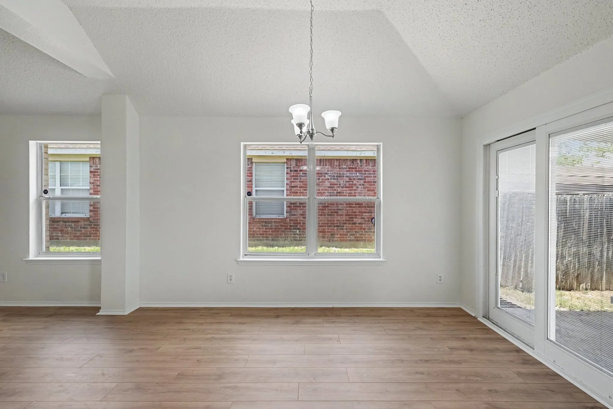 Single Family Residence For Sale in Tarrant County , 7315 Marsland Lane, Arlington, Texas 76001, 3 Bedroom, 2 Bathroom, 2 Garage spaces, 1,430 Sqft, built in 2001, mls#21324667, Real Estate Agent in Arlington, Homes For Sale in Tarrant county, Homes For Sale in Arlington, Realtor in Arlington Texas, Real Estate Brokerage Independent Realty Texas, Luminita Cordes Realtor