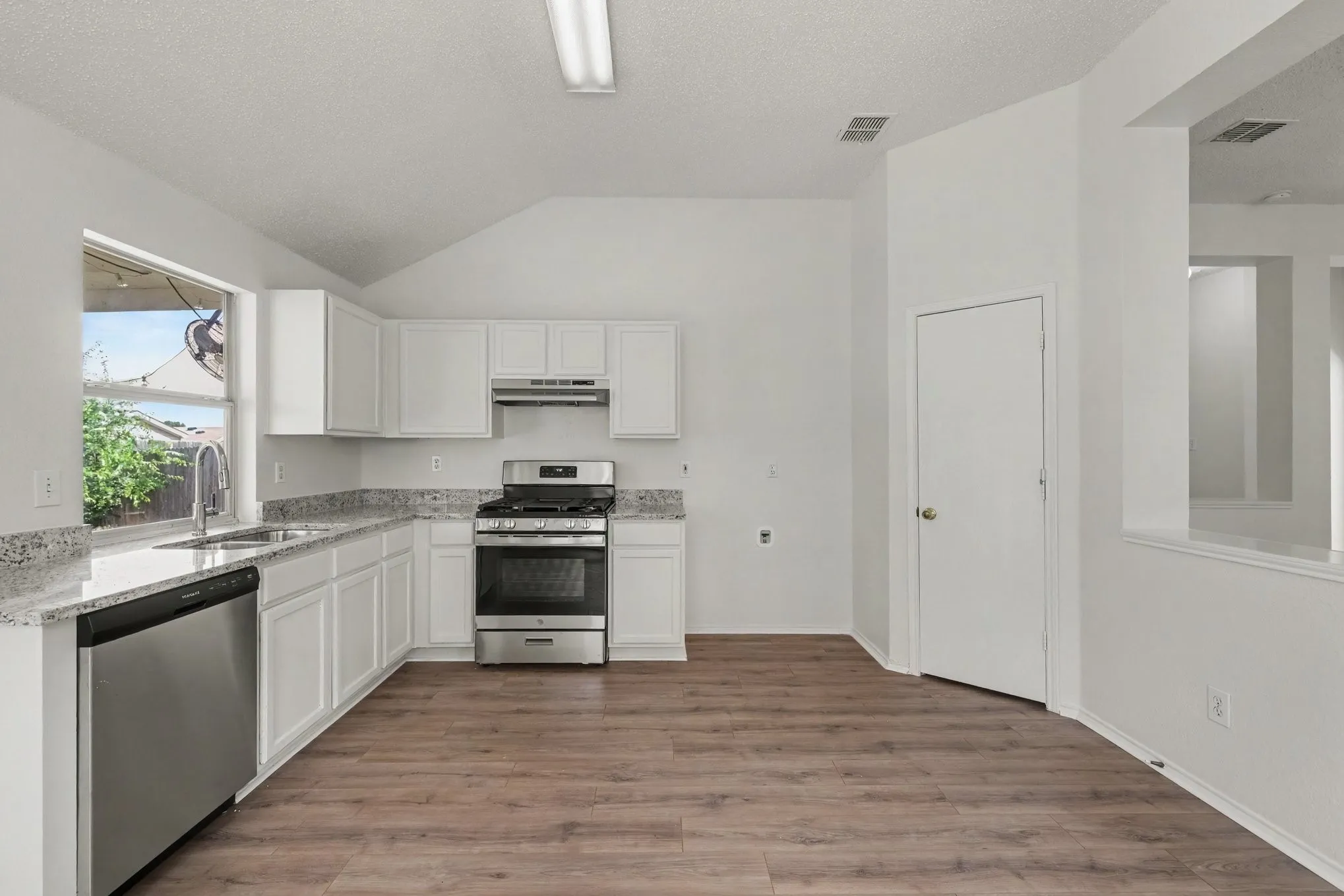 Single Family Residence For Sale in Tarrant County , 7315 Marsland Lane, Arlington, Texas 76001, 3 Bedroom, 2 Bathroom, 2 Garage spaces, 1,430 Sqft, built in 2001, mls#21324667, Real Estate Agent in Arlington, Homes For Sale in Tarrant county, Homes For Sale in Arlington, Realtor in Arlington Texas, Real Estate Brokerage Independent Realty Texas, Luminita Cordes Realtor