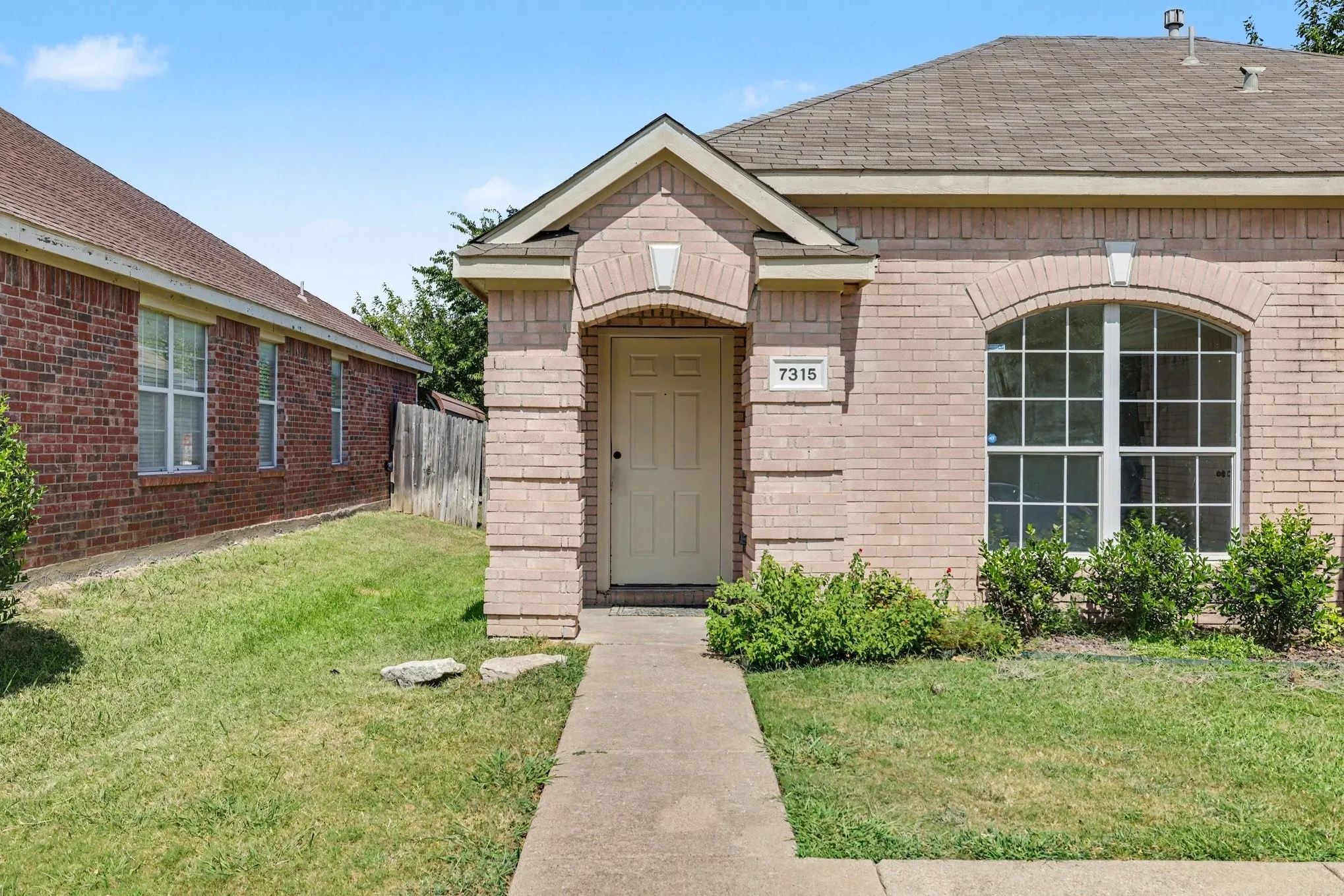 Single Family Residence For Sale in Tarrant County , 7315 Marsland Lane, Arlington, Texas 76001, 3 Bedroom, 2 Bathroom, 2 Garage spaces, 1,430 Sqft, built in 2001, mls#21324667, Real Estate Agent in Arlington, Homes For Sale in Tarrant county, Homes For Sale in Arlington, Realtor in Arlington Texas, Real Estate Brokerage Independent Realty Texas, Luminita Cordes Realtor