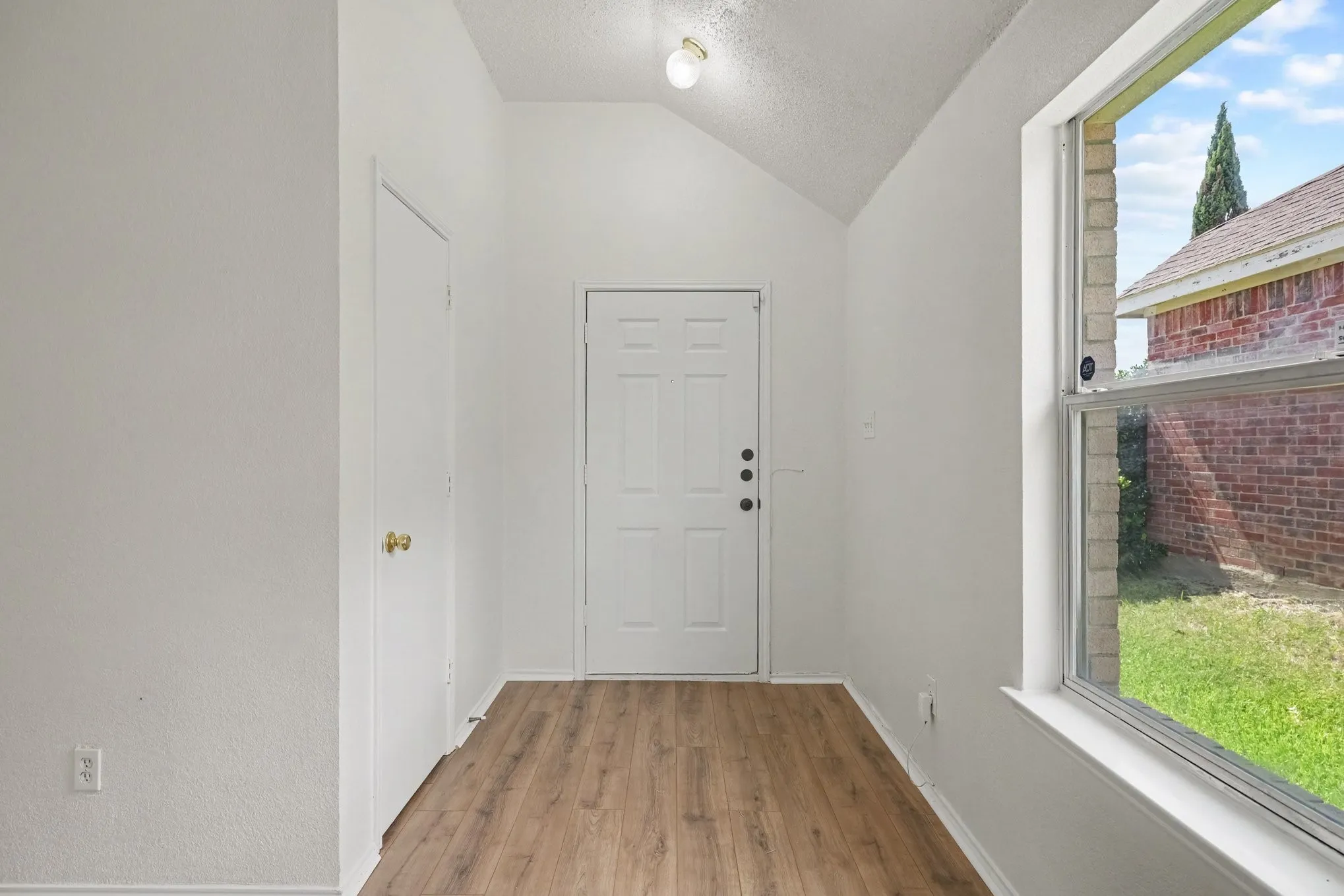 Single Family Residence For Sale in Tarrant County , 7315 Marsland Lane, Arlington, Texas 76001, 3 Bedroom, 2 Bathroom, 2 Garage spaces, 1,430 Sqft, built in 2001, mls#21324667, Real Estate Agent in Arlington, Homes For Sale in Tarrant county, Homes For Sale in Arlington, Realtor in Arlington Texas, Real Estate Brokerage Independent Realty Texas, Luminita Cordes Realtor