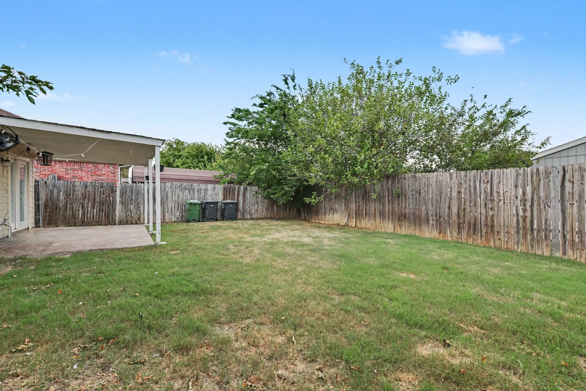 Single Family Residence For Sale in Tarrant County , 7315 Marsland Lane, Arlington, Texas 76001, 3 Bedroom, 2 Bathroom, 2 Garage spaces, 1,430 Sqft, built in 2001, mls#21324667, Real Estate Agent in Arlington, Homes For Sale in Tarrant county, Homes For Sale in Arlington, Realtor in Arlington Texas, Real Estate Brokerage Independent Realty Texas, Luminita Cordes Realtor