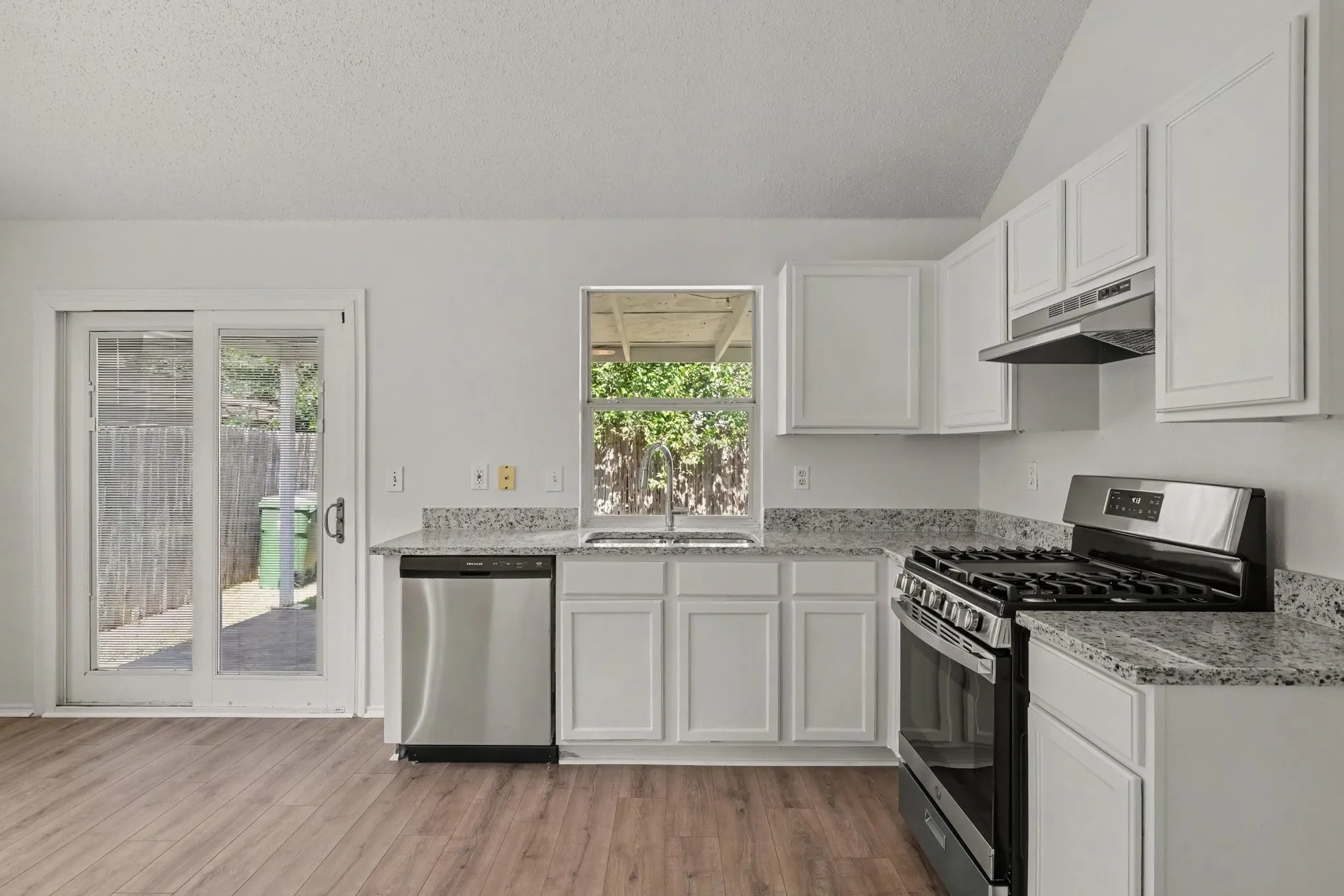 Single Family Residence For Sale in Tarrant County , 7315 Marsland Lane, Arlington, Texas 76001, 3 Bedroom, 2 Bathroom, 2 Garage spaces, 1,430 Sqft, built in 2001, mls#21324667, Real Estate Agent in Arlington, Homes For Sale in Tarrant county, Homes For Sale in Arlington, Realtor in Arlington Texas, Real Estate Brokerage Independent Realty Texas, Luminita Cordes Realtor