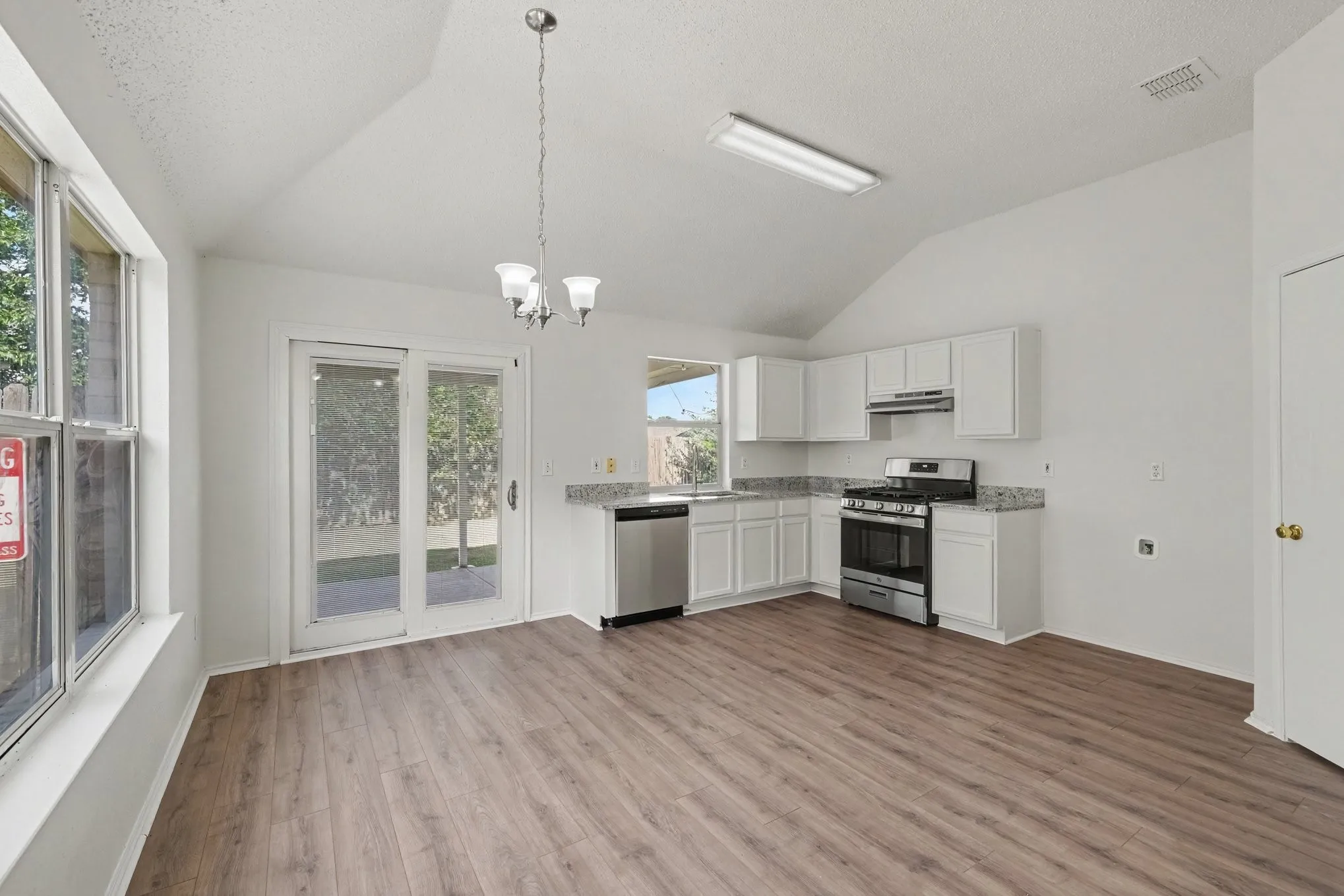 Single Family Residence For Sale in Tarrant County , 7315 Marsland Lane, Arlington, Texas 76001, 3 Bedroom, 2 Bathroom, 2 Garage spaces, 1,430 Sqft, built in 2001, mls#21324667, Real Estate Agent in Arlington, Homes For Sale in Tarrant county, Homes For Sale in Arlington, Realtor in Arlington Texas, Real Estate Brokerage Independent Realty Texas, Luminita Cordes Realtor