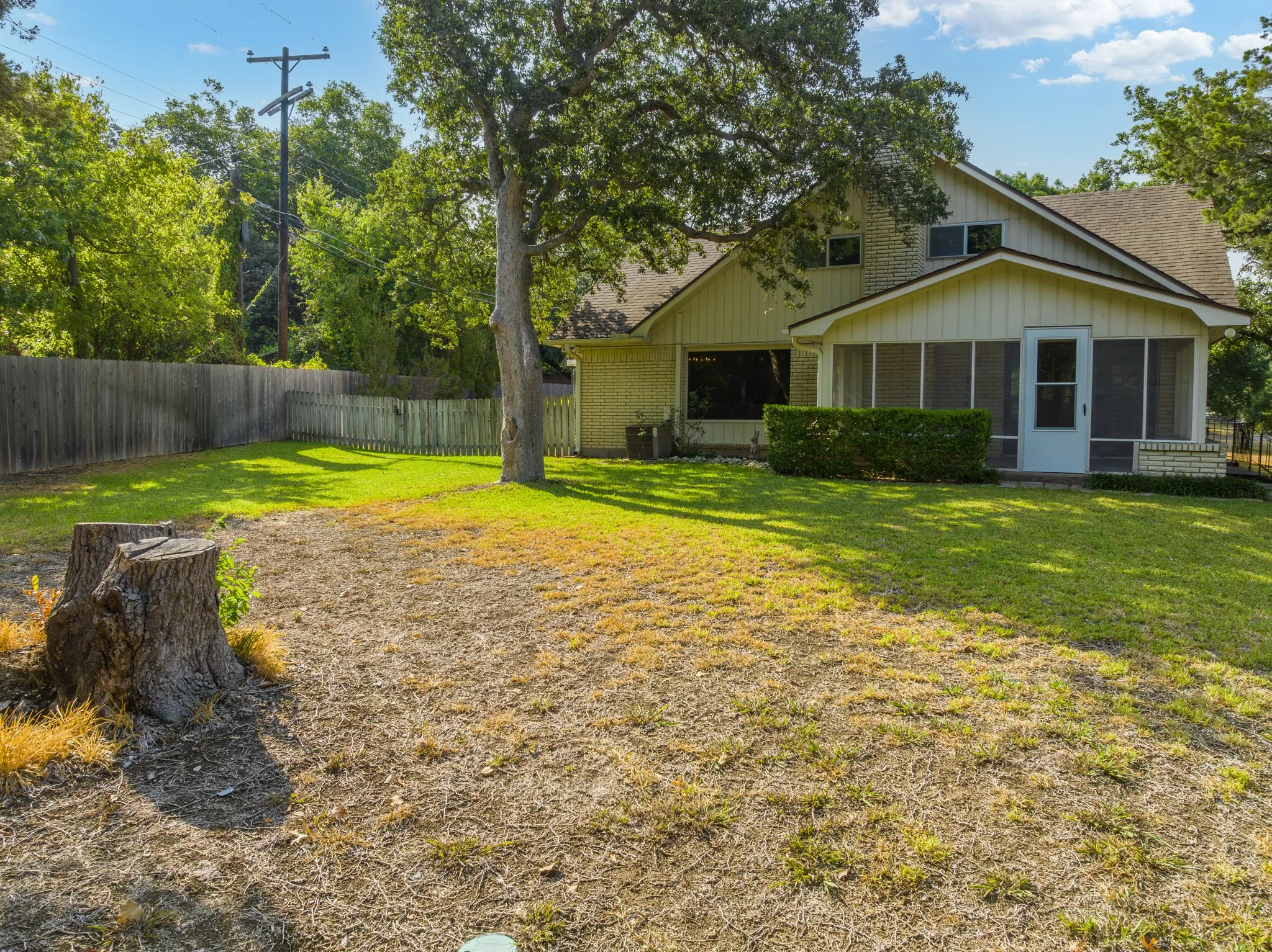 Single Family Residence For Sale in Mc Lennan County , 2621 Arroyo Road, Waco, Texas 76710, 4 Bedroom, 3 Bathroom, 2 Garage spaces, 2,919 Sqft, built in 1965, mls#21326784, Real Estate Agent in Waco, Homes For Sale in Mc Lennan county, Homes For Sale in Waco, Realtor in Waco Texas, Real Estate Brokerage Independent Realty Texas, Luminita Cordes Realtor