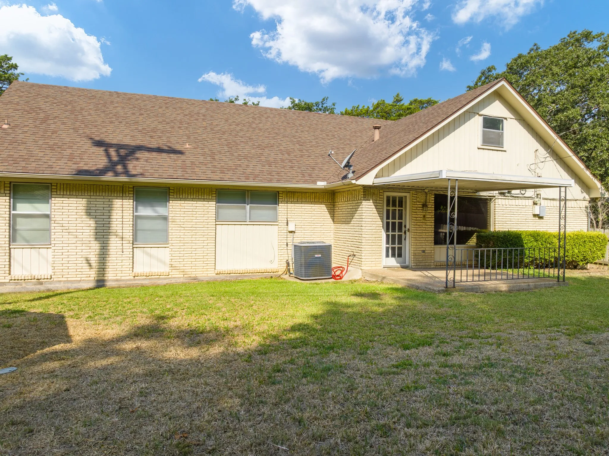 Single Family Residence For Sale in Mc Lennan County , 2621 Arroyo Road, Waco, Texas 76710, 4 Bedroom, 3 Bathroom, 2 Garage spaces, 2,919 Sqft, built in 1965, mls#21326784, Real Estate Agent in Waco, Homes For Sale in Mc Lennan county, Homes For Sale in Waco, Realtor in Waco Texas, Real Estate Brokerage Independent Realty Texas, Luminita Cordes Realtor