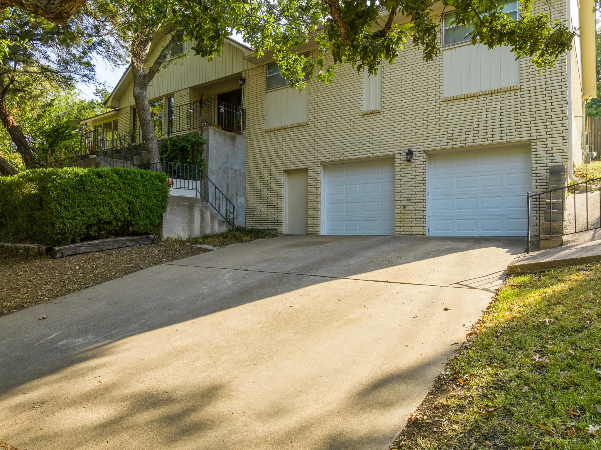 Single Family Residence For Sale in Mc Lennan County , 2621 Arroyo Road, Waco, Texas 76710, 4 Bedroom, 3 Bathroom, 2 Garage spaces, 2,919 Sqft, built in 1965, mls#21326784, Real Estate Agent in Waco, Homes For Sale in Mc Lennan county, Homes For Sale in Waco, Realtor in Waco Texas, Real Estate Brokerage Independent Realty Texas, Luminita Cordes Realtor