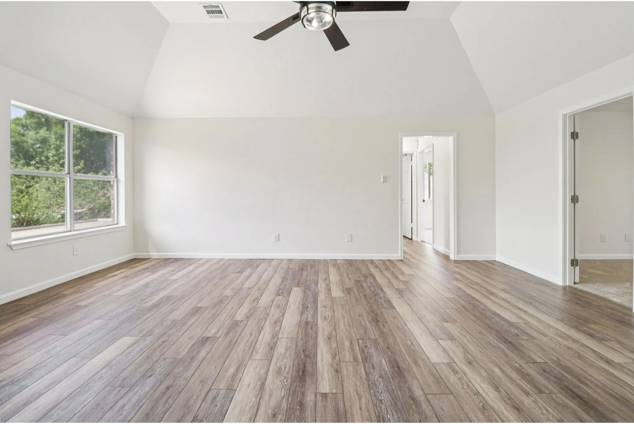 Oversized upstairs game room / living area.