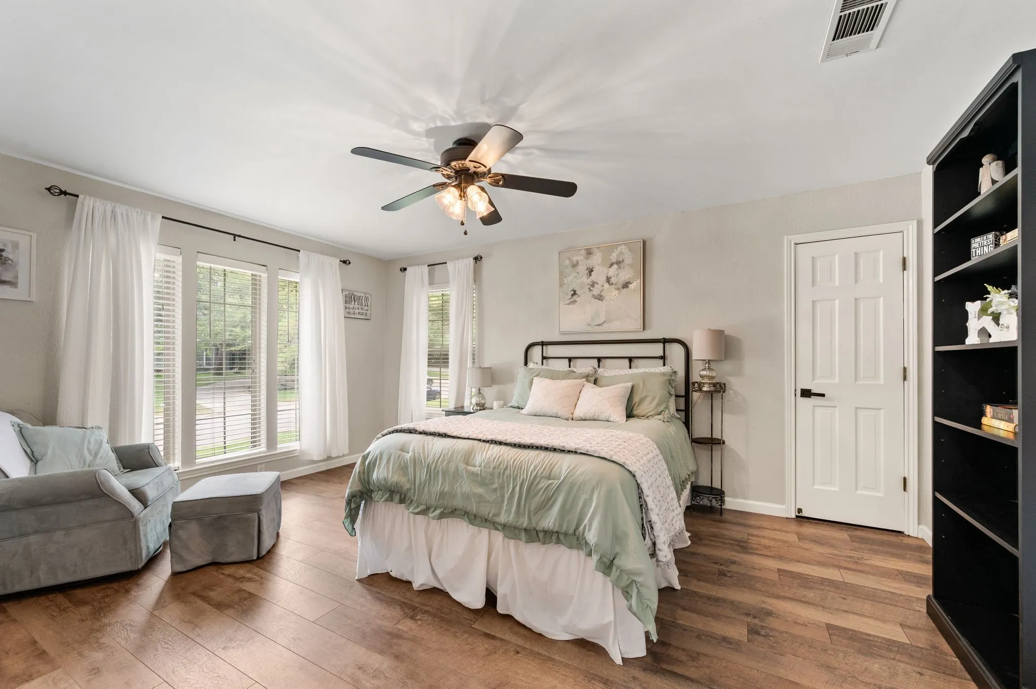 Single Family Residence For Sale in Tarrant County , 4102 Greenway Court, Colleyville, Texas 76034, 4 Bedroom, 4 Bathroom, 2 Garage spaces, 3,569 Sqft, built in 1981, mls#21318378, Real Estate Agent in Colleyville, Homes For Sale in Tarrant county, Homes For Sale in Colleyville, Realtor in Colleyville Texas, Real Estate Brokerage Independent Realty Texas, Luminita Cordes Realtor