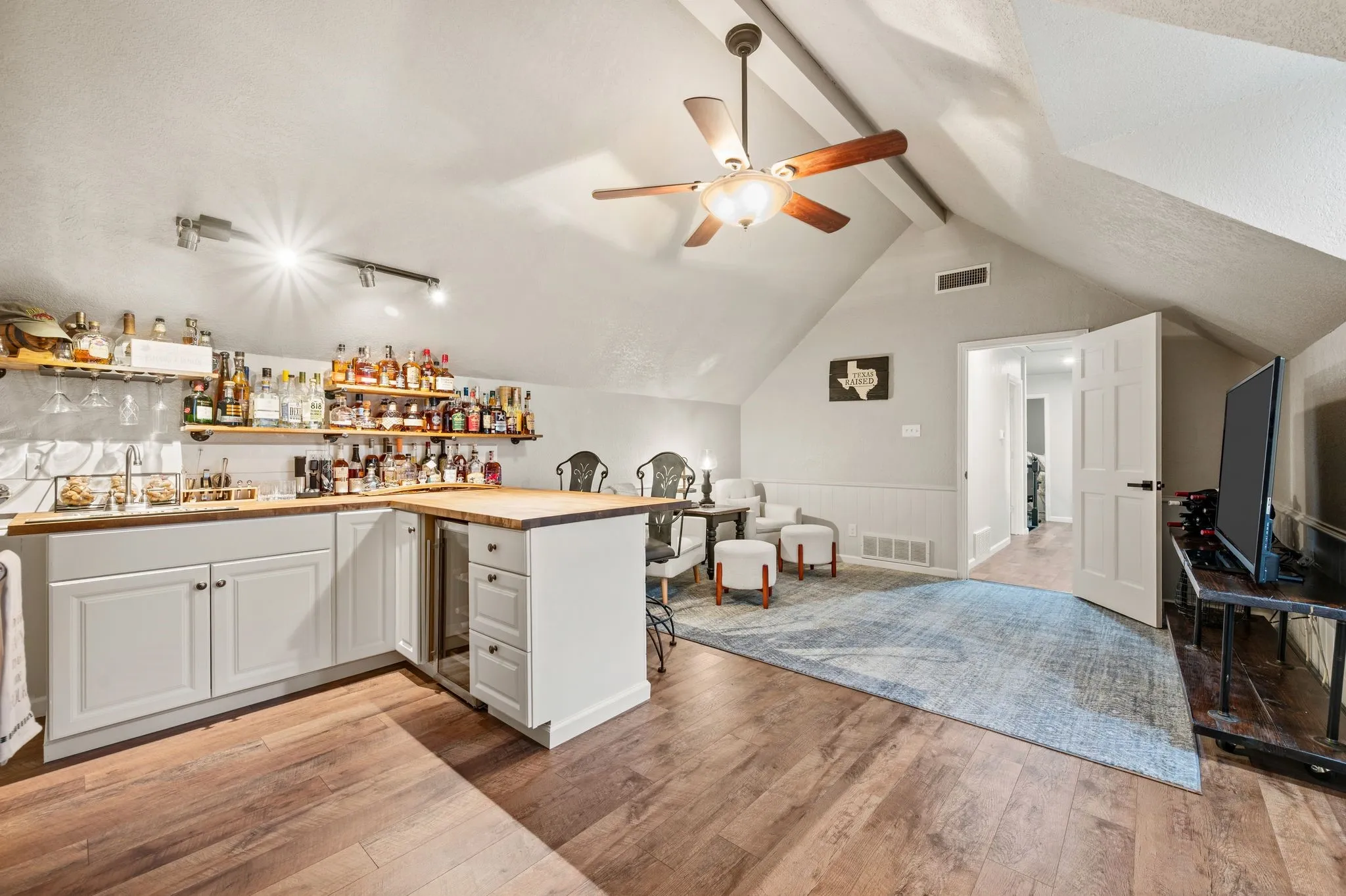 Single Family Residence For Sale in Tarrant County , 4102 Greenway Court, Colleyville, Texas 76034, 4 Bedroom, 4 Bathroom, 2 Garage spaces, 3,569 Sqft, built in 1981, mls#21318378, Real Estate Agent in Colleyville, Homes For Sale in Tarrant county, Homes For Sale in Colleyville, Realtor in Colleyville Texas, Real Estate Brokerage Independent Realty Texas, Luminita Cordes Realtor