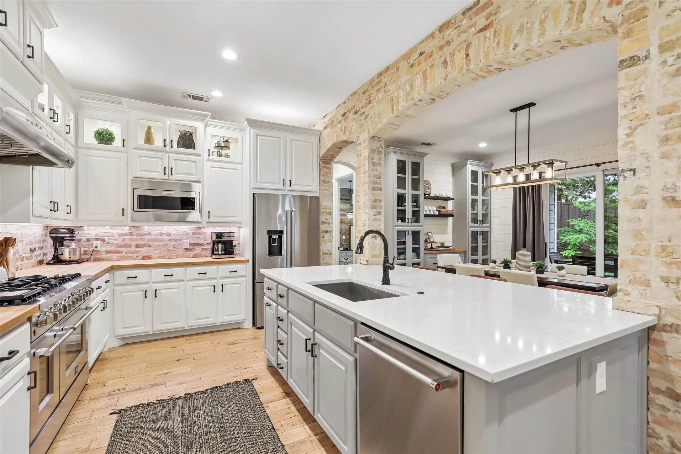 Single Family Residence For Sale in Rockwall County , 1020 Ivy Lane, Rockwall, Texas 75087, 4 Bedroom, 3 Bathroom, 2 Garage spaces, 3,274 Sqft, built in 2017, mls#21326966, Real Estate Agent in Rockwall, Homes For Sale in Rockwall county, Homes For Sale in Rockwall, Realtor in Rockwall Texas, Real Estate Brokerage Independent Realty Texas, Luminita Cordes Realtor