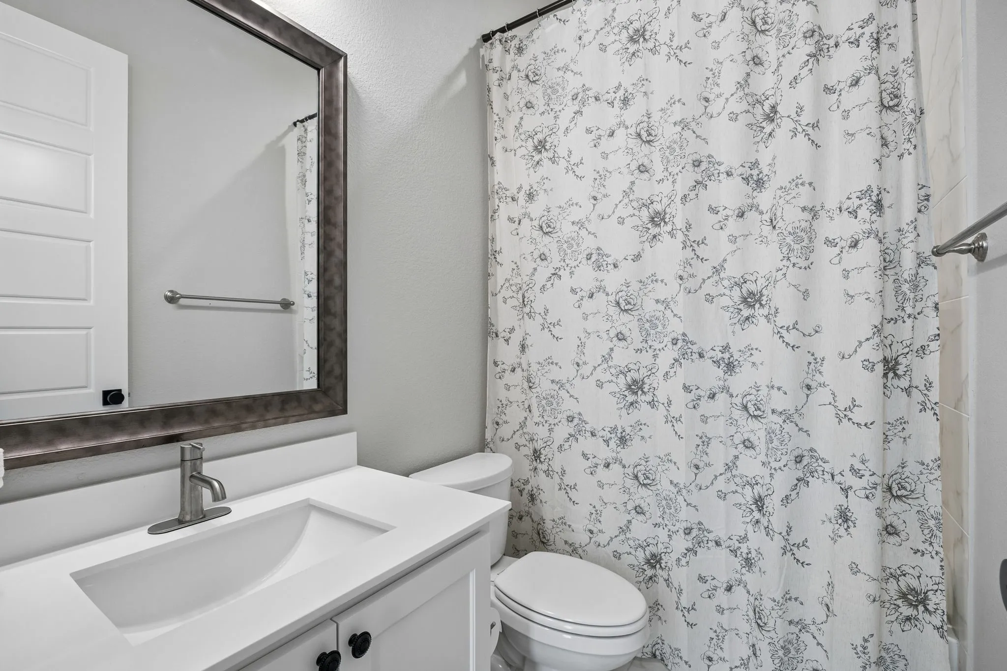 Single Family Residence For Sale in Ellis County , 1751 Blackfoot Parkway, Waxahachie, Texas 75165, 4 Bedroom, 3 Bathroom, 3 Garage spaces, 3,132 Sqft, built in 2024, mls#21322775, Real Estate Agent in Waxahachie, Homes For Sale in Ellis county, Homes For Sale in Waxahachie, Realtor in Waxahachie Texas, Real Estate Brokerage Independent Realty Texas, Luminita Cordes Realtor