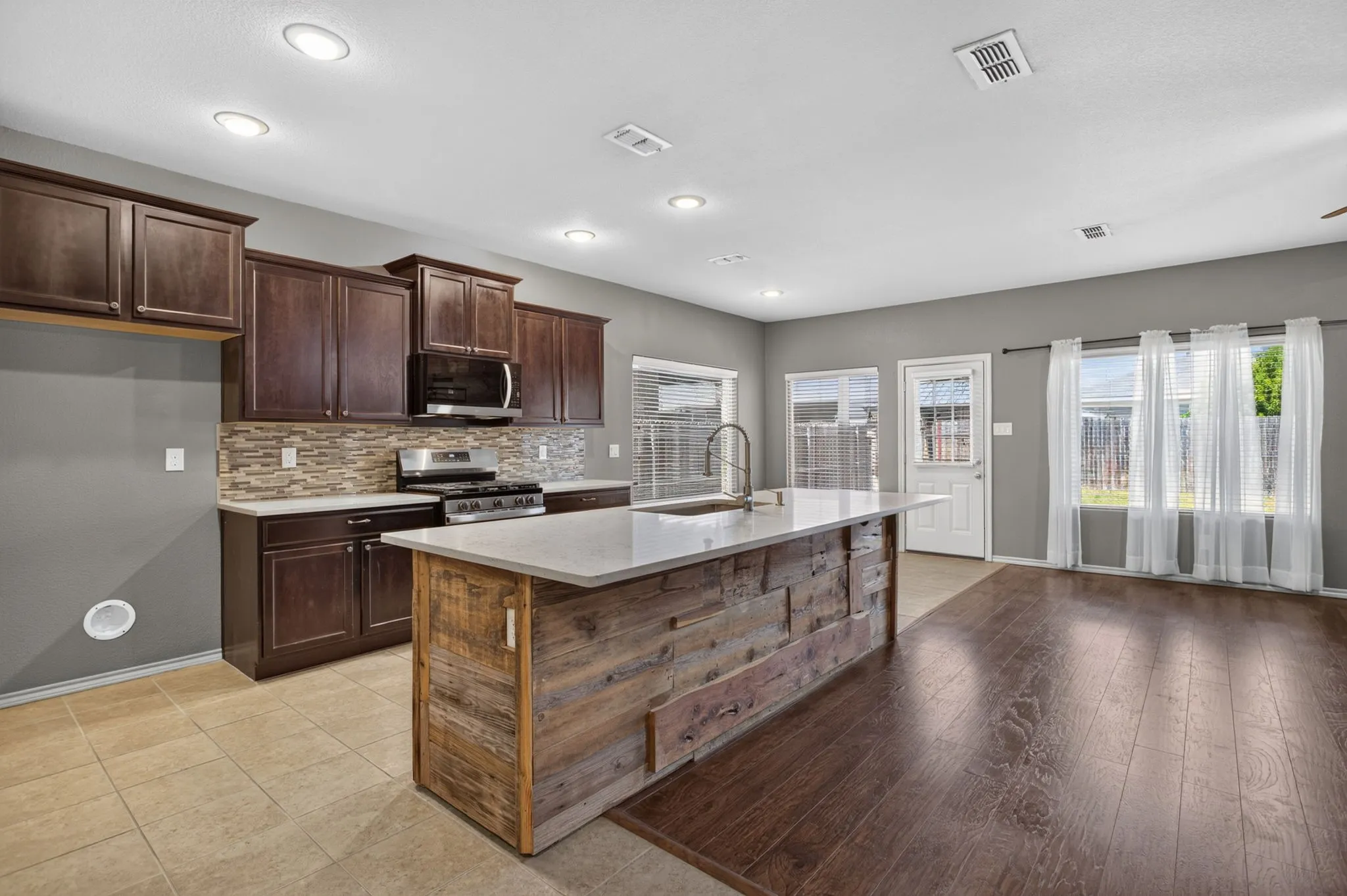 Single Family Residence For Sale in Tarrant County , 1817 Potrillo Lane, Fort Worth, Texas 76131, 4 Bedroom, 3 Bathroom, 2 Garage spaces, 2,355 Sqft, built in 2013, mls#21327283, Real Estate Agent in Fort Worth, Homes For Sale in Tarrant county, Homes For Sale in Fort Worth, Realtor in Fort Worth Texas, Real Estate Brokerage Independent Realty Texas, Luminita Cordes Realtor