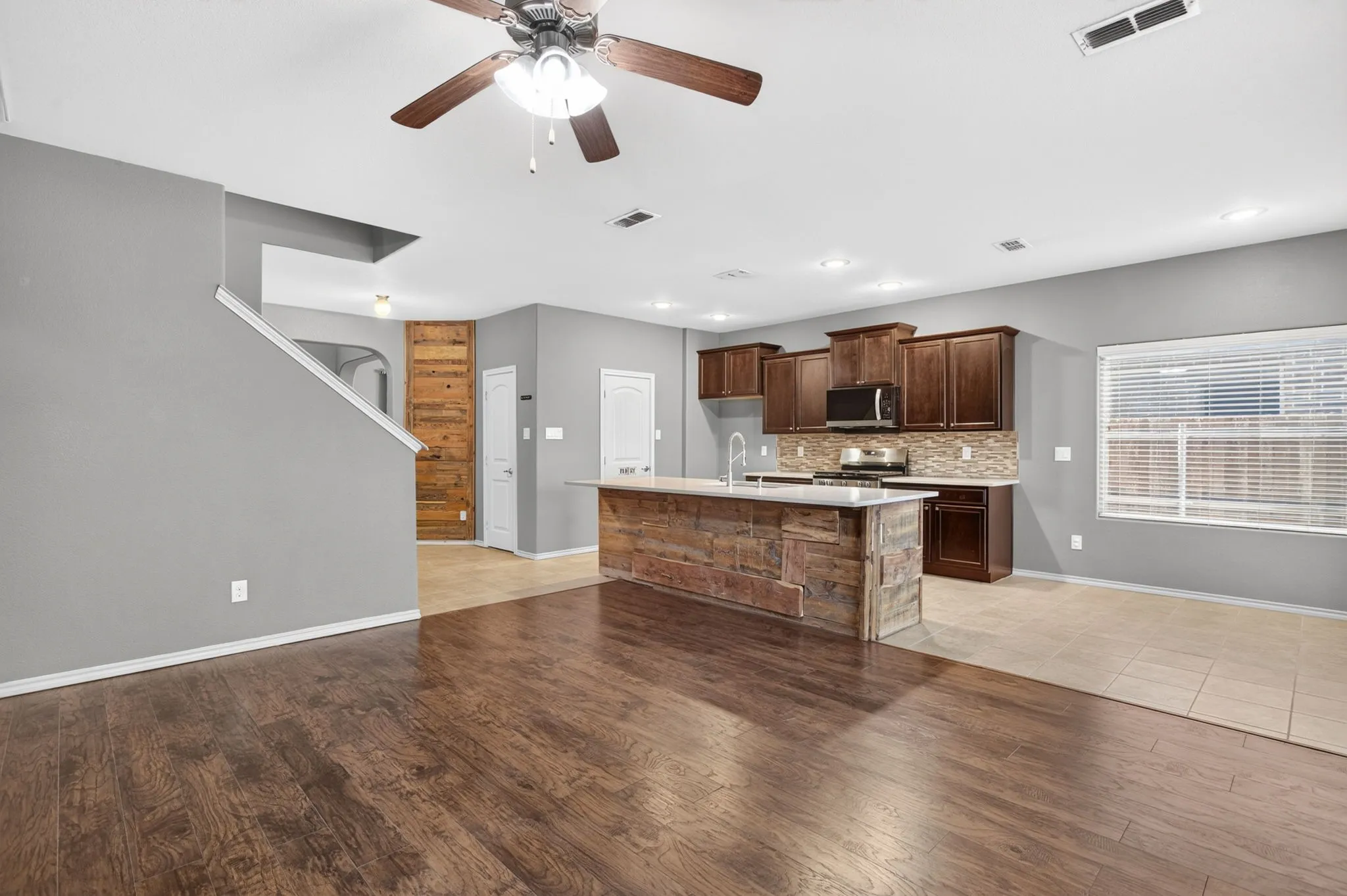 Single Family Residence For Sale in Tarrant County , 1817 Potrillo Lane, Fort Worth, Texas 76131, 4 Bedroom, 3 Bathroom, 2 Garage spaces, 2,355 Sqft, built in 2013, mls#21327283, Real Estate Agent in Fort Worth, Homes For Sale in Tarrant county, Homes For Sale in Fort Worth, Realtor in Fort Worth Texas, Real Estate Brokerage Independent Realty Texas, Luminita Cordes Realtor