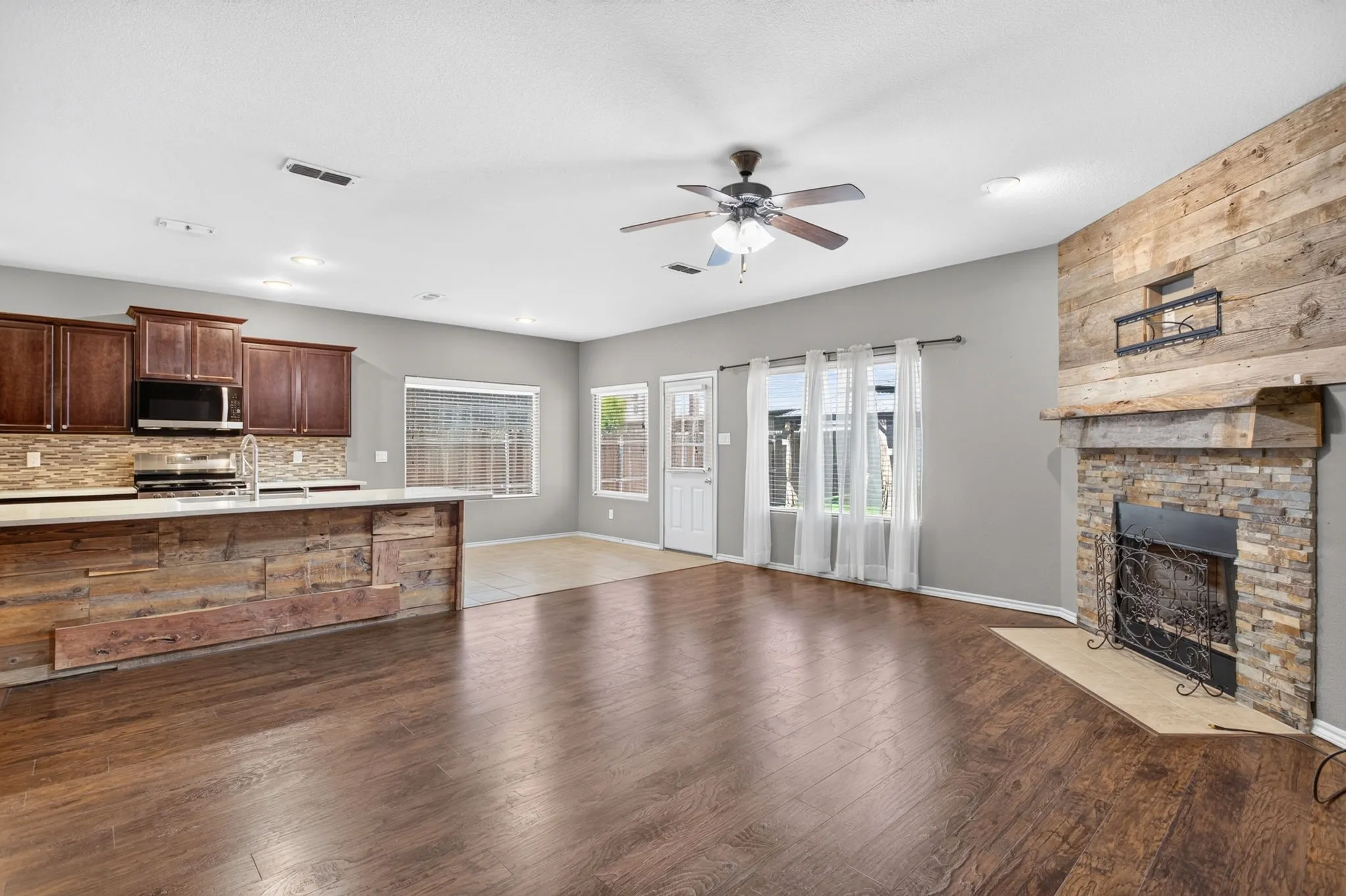 Single Family Residence For Sale in Tarrant County , 1817 Potrillo Lane, Fort Worth, Texas 76131, 4 Bedroom, 3 Bathroom, 2 Garage spaces, 2,355 Sqft, built in 2013, mls#21327283, Real Estate Agent in Fort Worth, Homes For Sale in Tarrant county, Homes For Sale in Fort Worth, Realtor in Fort Worth Texas, Real Estate Brokerage Independent Realty Texas, Luminita Cordes Realtor