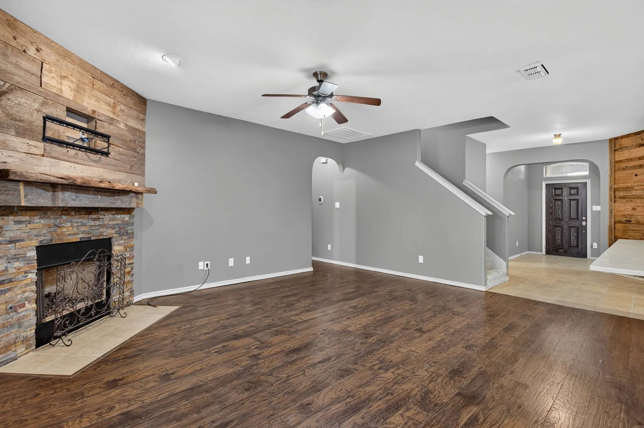 Single Family Residence For Sale in Tarrant County , 1817 Potrillo Lane, Fort Worth, Texas 76131, 4 Bedroom, 3 Bathroom, 2 Garage spaces, 2,355 Sqft, built in 2013, mls#21327283, Real Estate Agent in Fort Worth, Homes For Sale in Tarrant county, Homes For Sale in Fort Worth, Realtor in Fort Worth Texas, Real Estate Brokerage Independent Realty Texas, Luminita Cordes Realtor