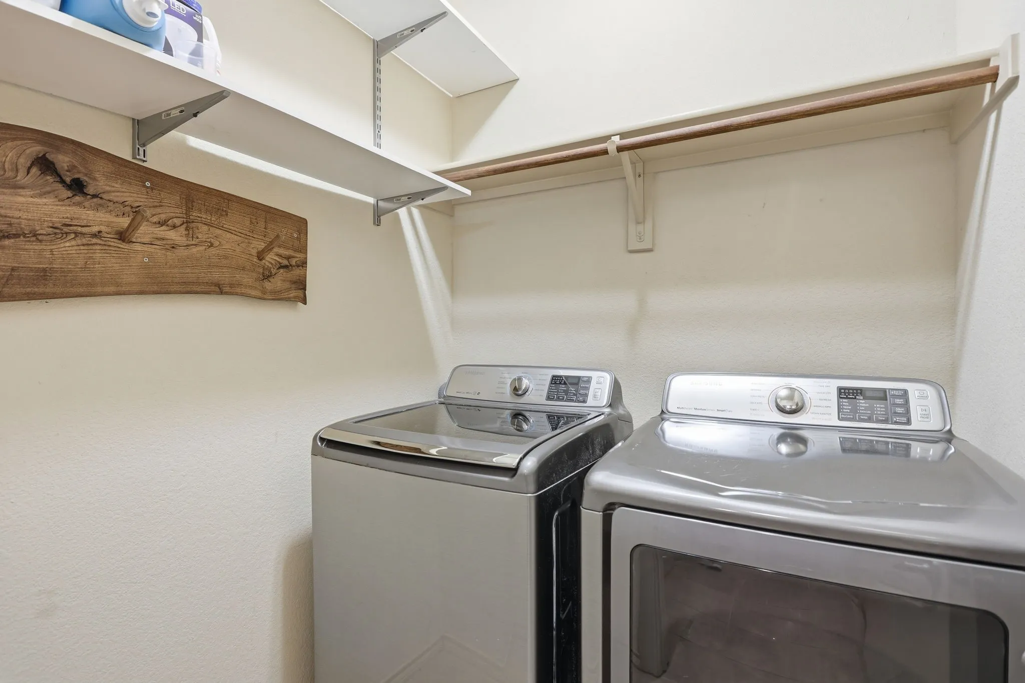 Single Family Residence For Sale in Tarrant County , 1817 Potrillo Lane, Fort Worth, Texas 76131, 4 Bedroom, 3 Bathroom, 2 Garage spaces, 2,355 Sqft, built in 2013, mls#21327283, Real Estate Agent in Fort Worth, Homes For Sale in Tarrant county, Homes For Sale in Fort Worth, Realtor in Fort Worth Texas, Real Estate Brokerage Independent Realty Texas, Luminita Cordes Realtor