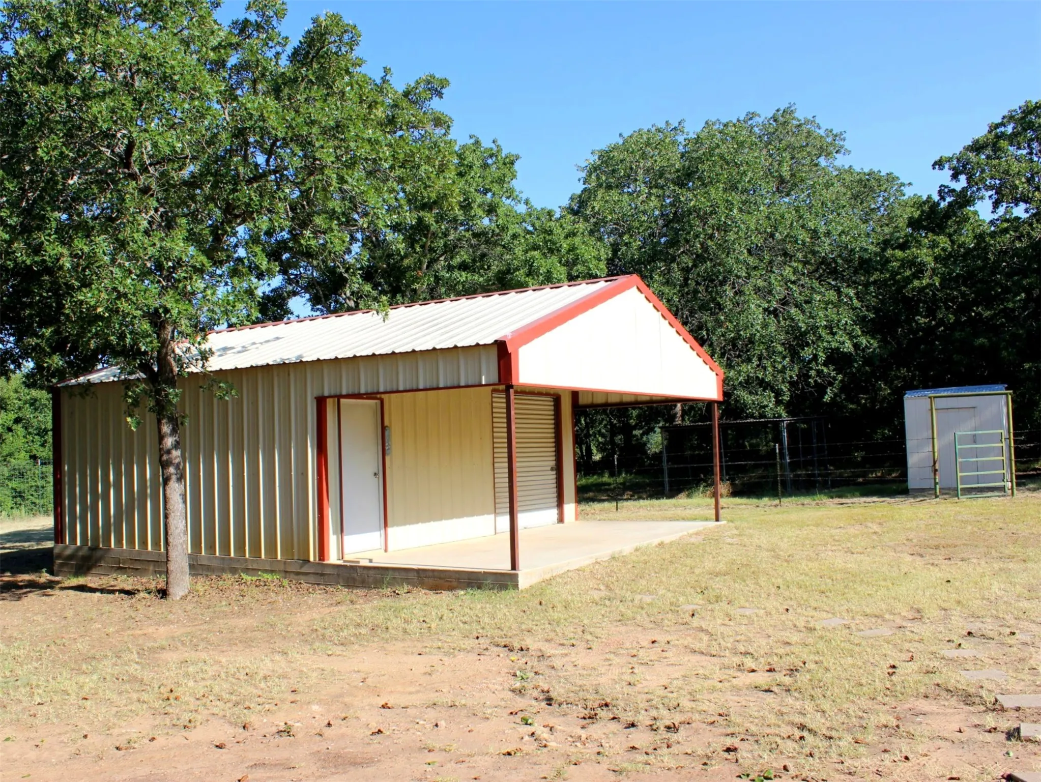 Detached insulated metal shop with power.