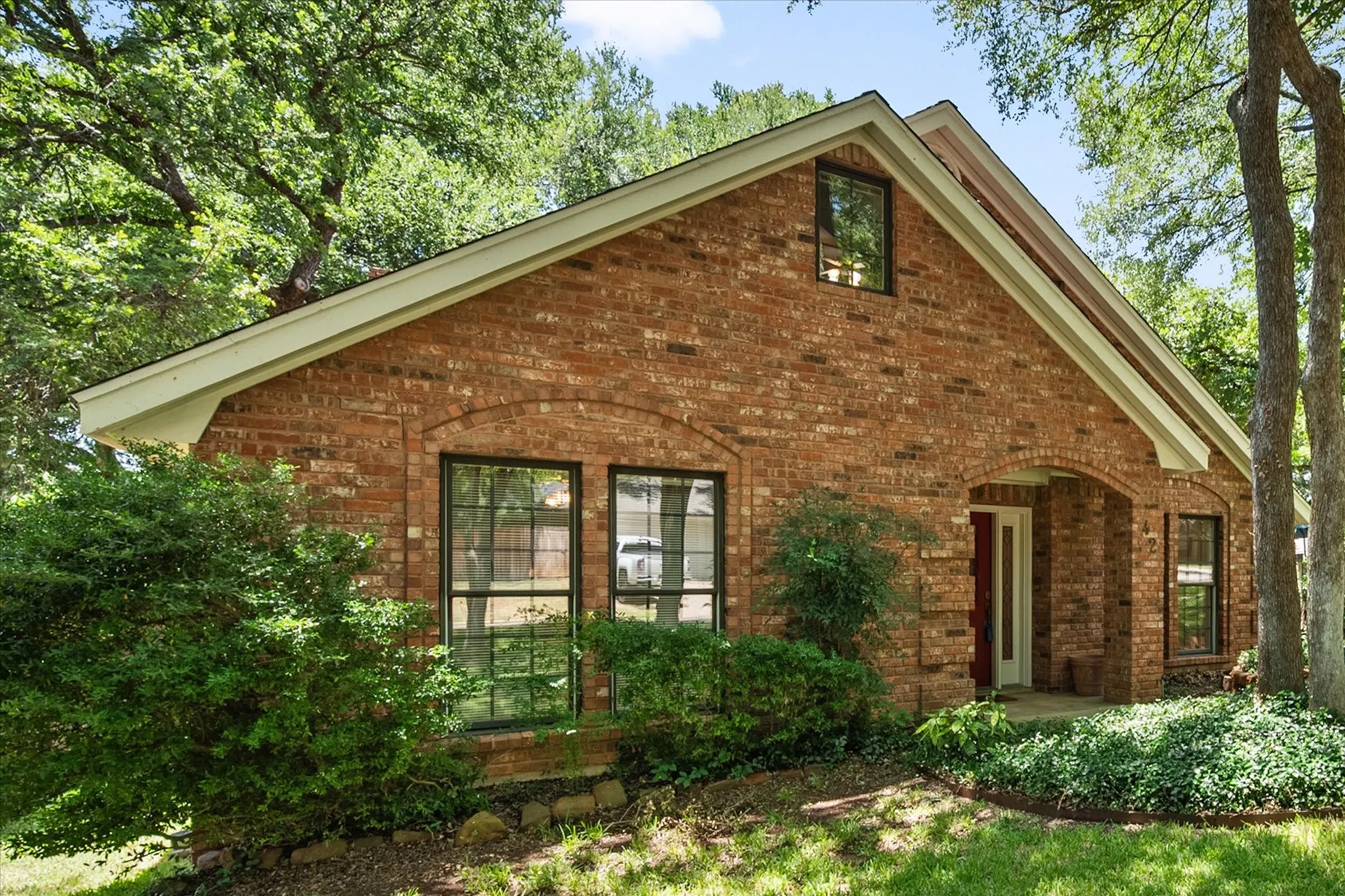 Single Family Residence For Sale in Tarrant County , 3425 Bridlegate Drive, Arlington, Texas 76016, 5 Bedroom, 3 Bathroom, 2 Garage spaces, 3,056 Sqft, built in 1987, mls#21326343, Real Estate Agent in Arlington, Homes For Sale in Tarrant county, Homes For Sale in Arlington, Realtor in Arlington Texas, Real Estate Brokerage Independent Realty Texas, Luminita Cordes Realtor