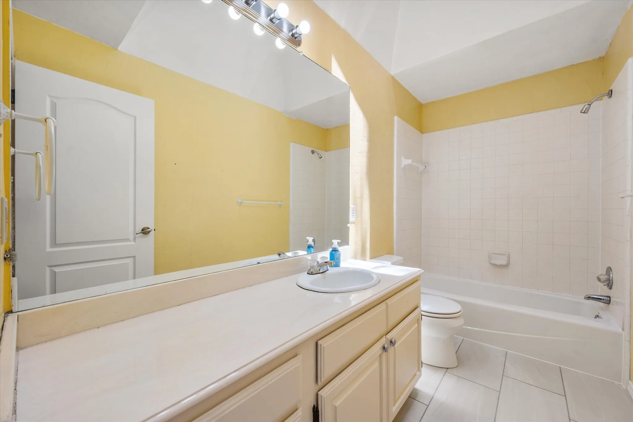 Single Family Residence For Sale in Tarrant County , 3425 Bridlegate Drive, Arlington, Texas 76016, 5 Bedroom, 3 Bathroom, 2 Garage spaces, 3,056 Sqft, built in 1987, mls#21326343, Real Estate Agent in Arlington, Homes For Sale in Tarrant county, Homes For Sale in Arlington, Realtor in Arlington Texas, Real Estate Brokerage Independent Realty Texas, Luminita Cordes Realtor