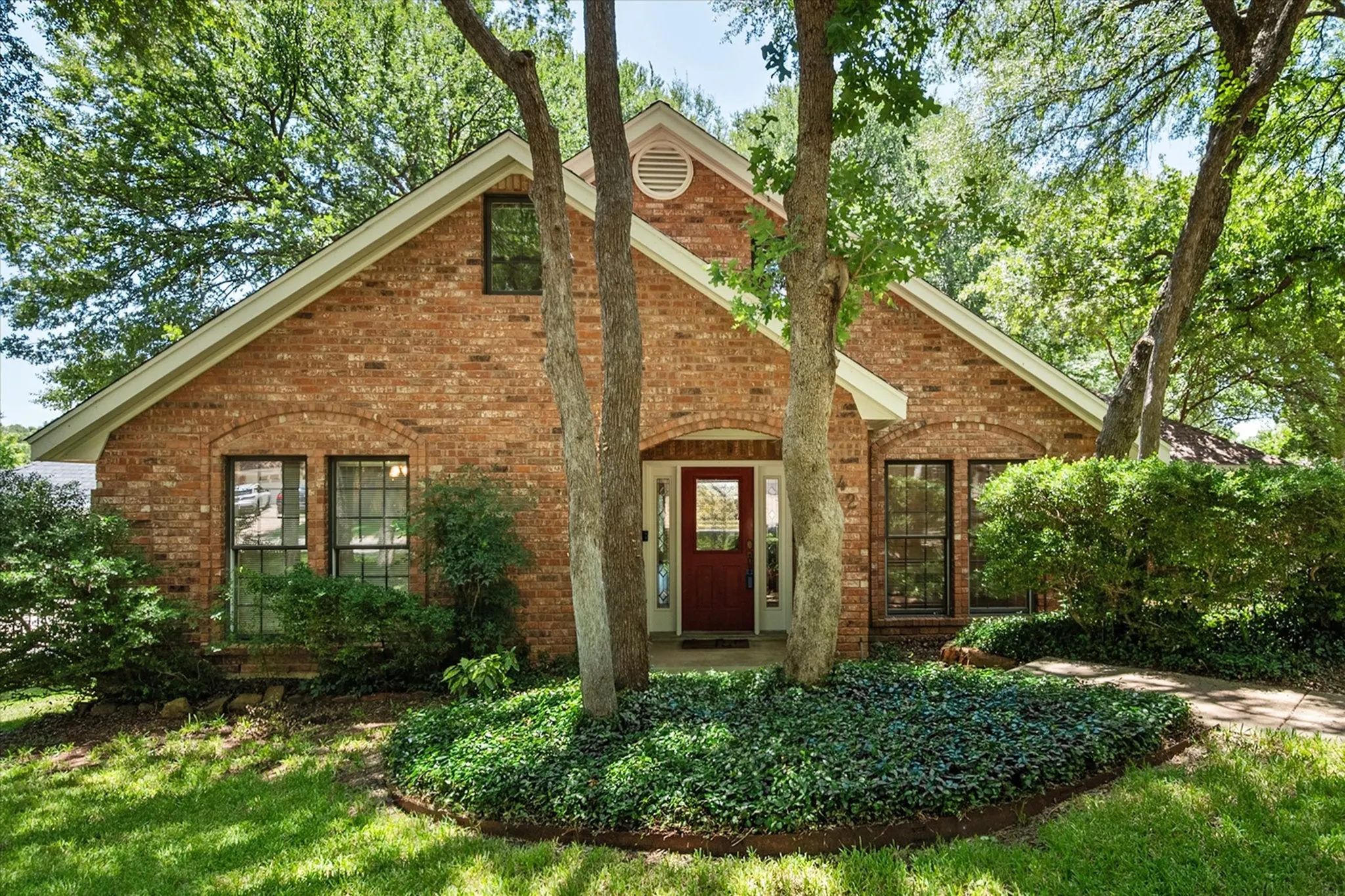 Single Family Residence For Sale in Tarrant County , 3425 Bridlegate Drive, Arlington, Texas 76016, 5 Bedroom, 3 Bathroom, 2 Garage spaces, 3,056 Sqft, built in 1987, mls#21326343, Real Estate Agent in Arlington, Homes For Sale in Tarrant county, Homes For Sale in Arlington, Realtor in Arlington Texas, Real Estate Brokerage Independent Realty Texas, Luminita Cordes Realtor