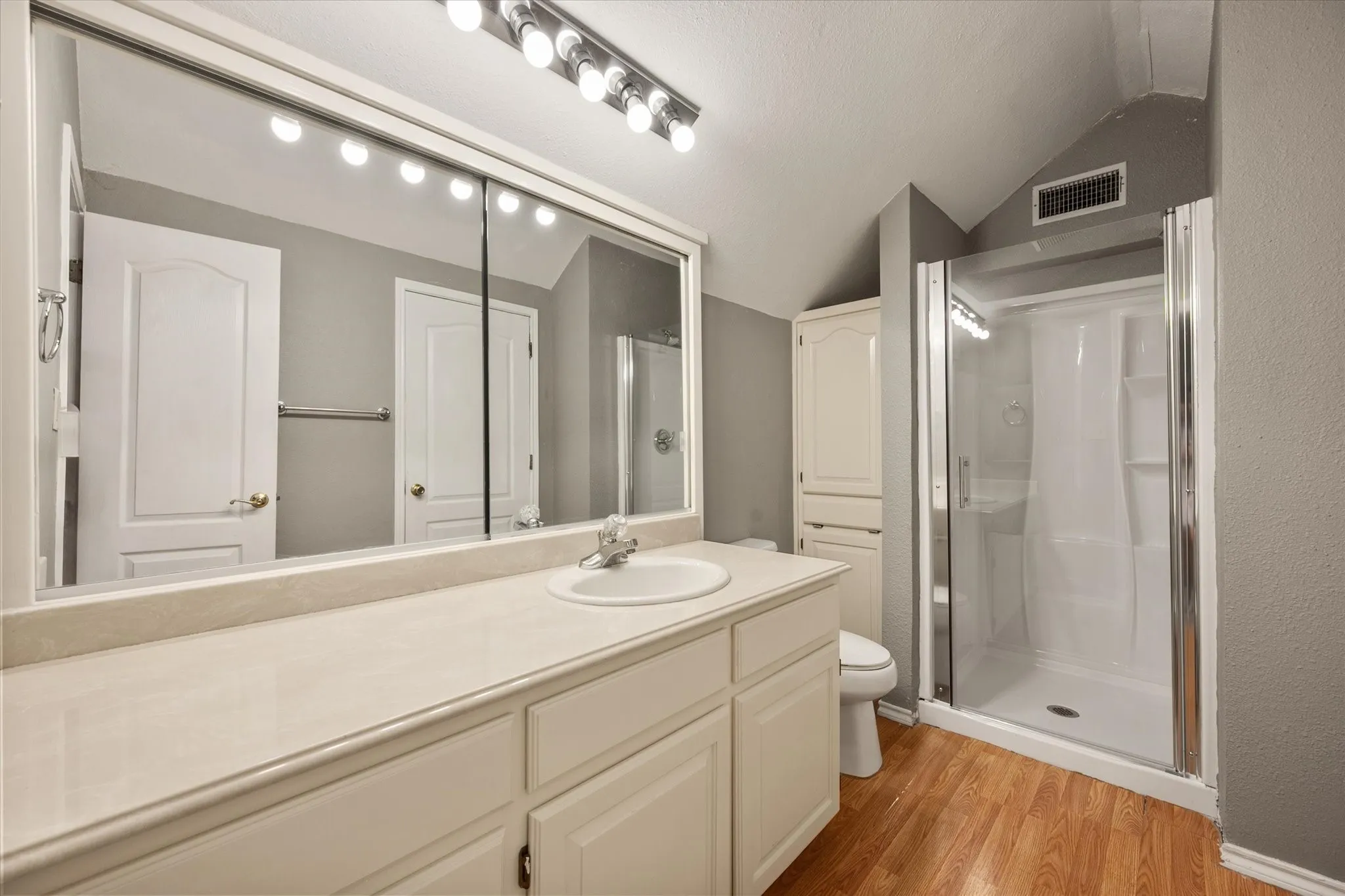 2nd floor bathroom