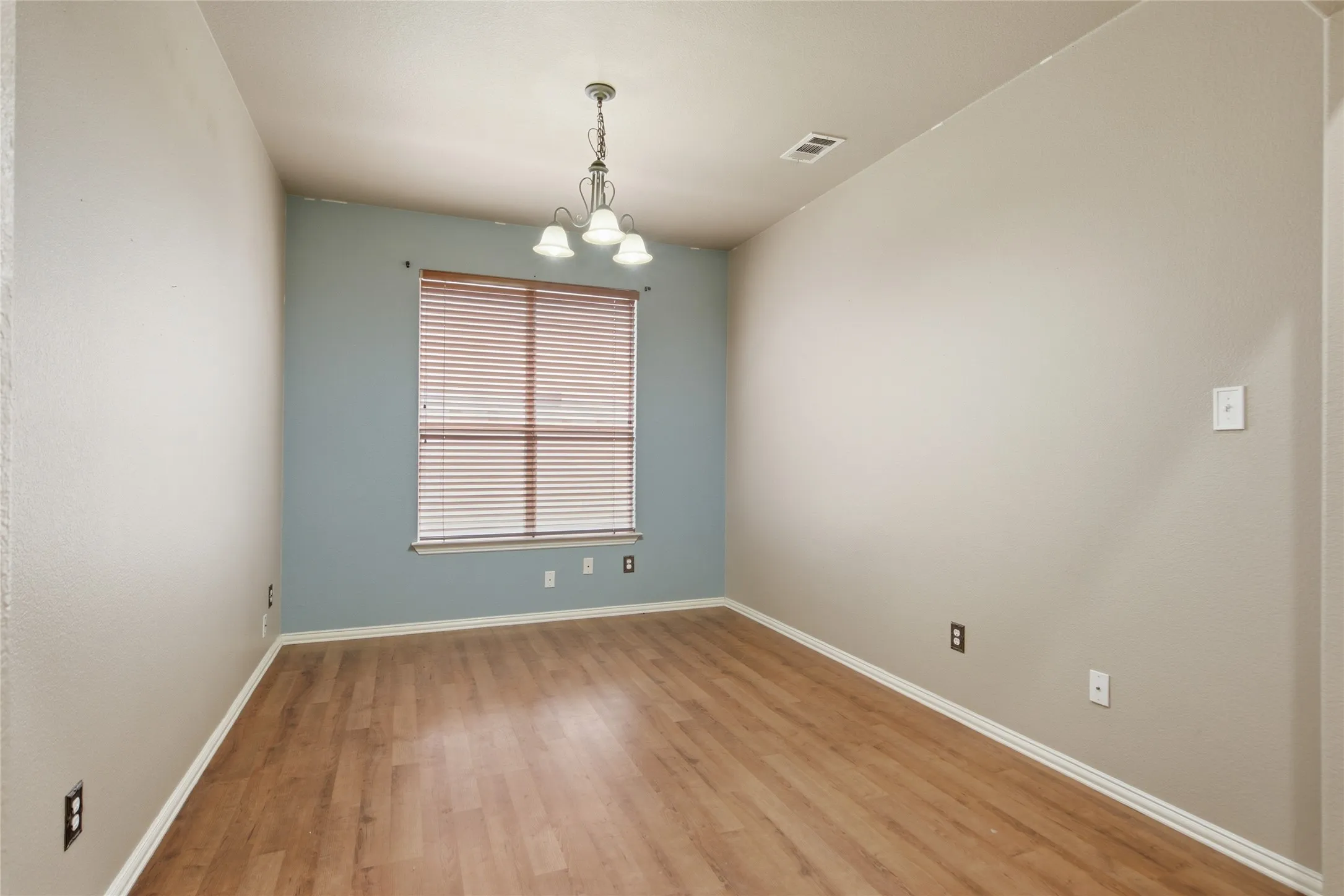 Single Family Residence For Sale in Denton County , 1728 Mercer Way, Savannah, Texas 76227, 3 Bedroom, 2 Bathroom, 2 Garage spaces, 1,670 Sqft, built in 2004, mls#21327285, Real Estate Agent in Savannah, Homes For Sale in Denton county, Homes For Sale in Savannah, Realtor in Savannah Texas, Real Estate Brokerage Independent Realty Texas, Luminita Cordes Realtor
