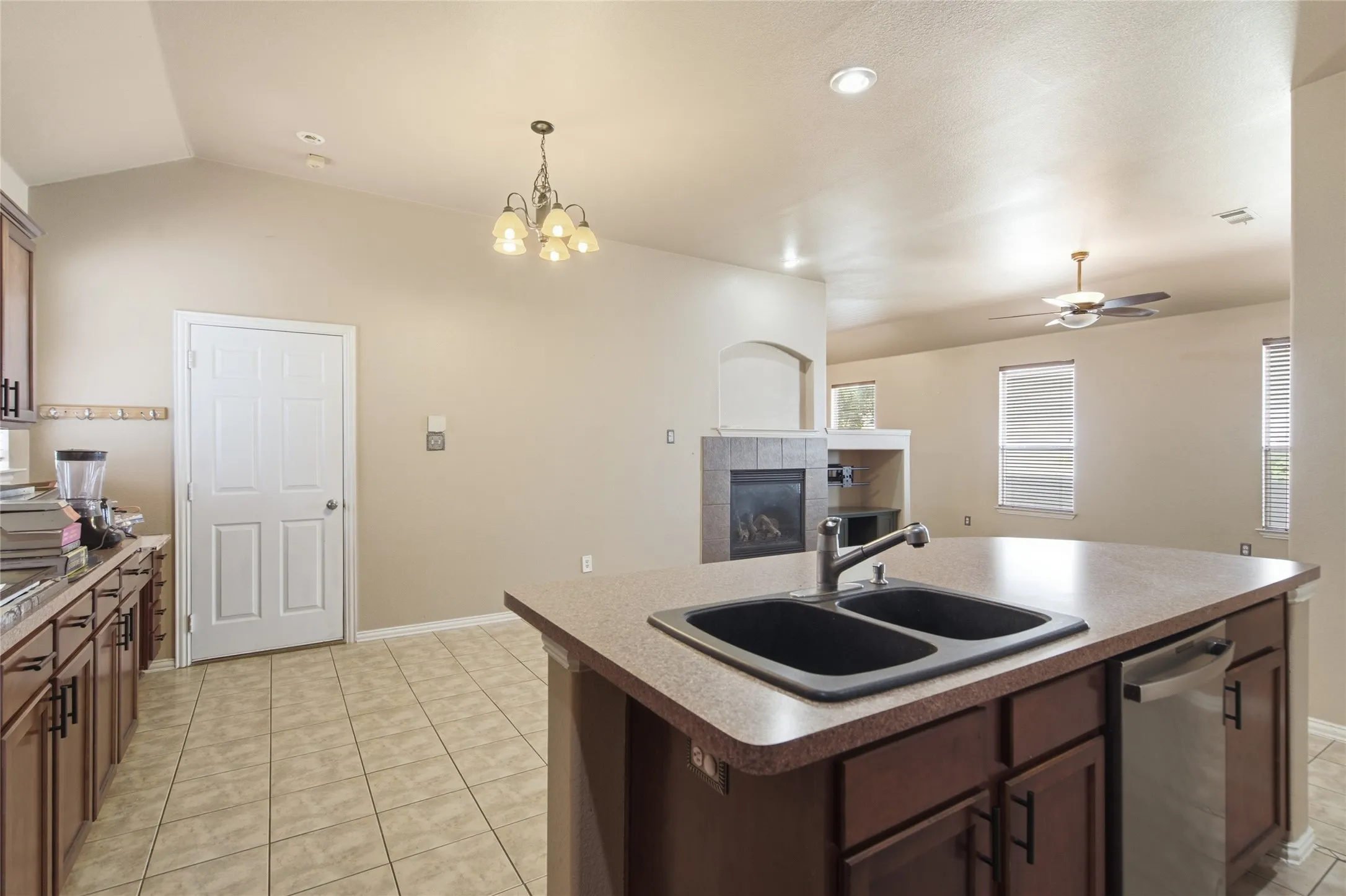 Single Family Residence For Sale in Denton County , 1728 Mercer Way, Savannah, Texas 76227, 3 Bedroom, 2 Bathroom, 2 Garage spaces, 1,670 Sqft, built in 2004, mls#21327285, Real Estate Agent in Savannah, Homes For Sale in Denton county, Homes For Sale in Savannah, Realtor in Savannah Texas, Real Estate Brokerage Independent Realty Texas, Luminita Cordes Realtor