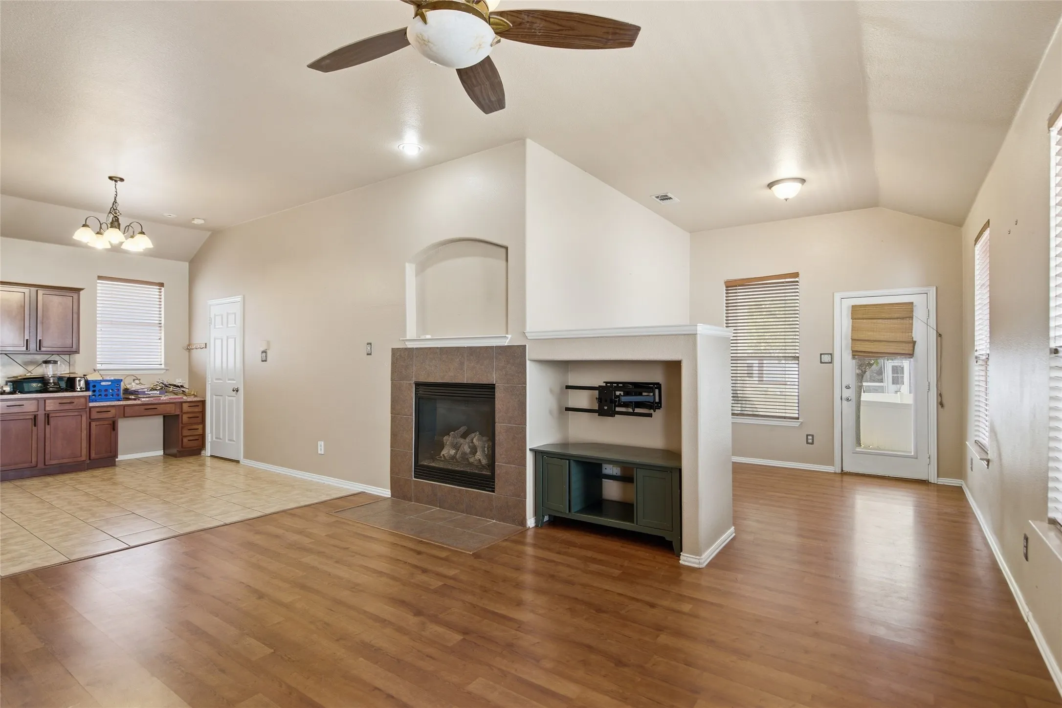 Single Family Residence For Sale in Denton County , 1728 Mercer Way, Savannah, Texas 76227, 3 Bedroom, 2 Bathroom, 2 Garage spaces, 1,670 Sqft, built in 2004, mls#21327285, Real Estate Agent in Savannah, Homes For Sale in Denton county, Homes For Sale in Savannah, Realtor in Savannah Texas, Real Estate Brokerage Independent Realty Texas, Luminita Cordes Realtor