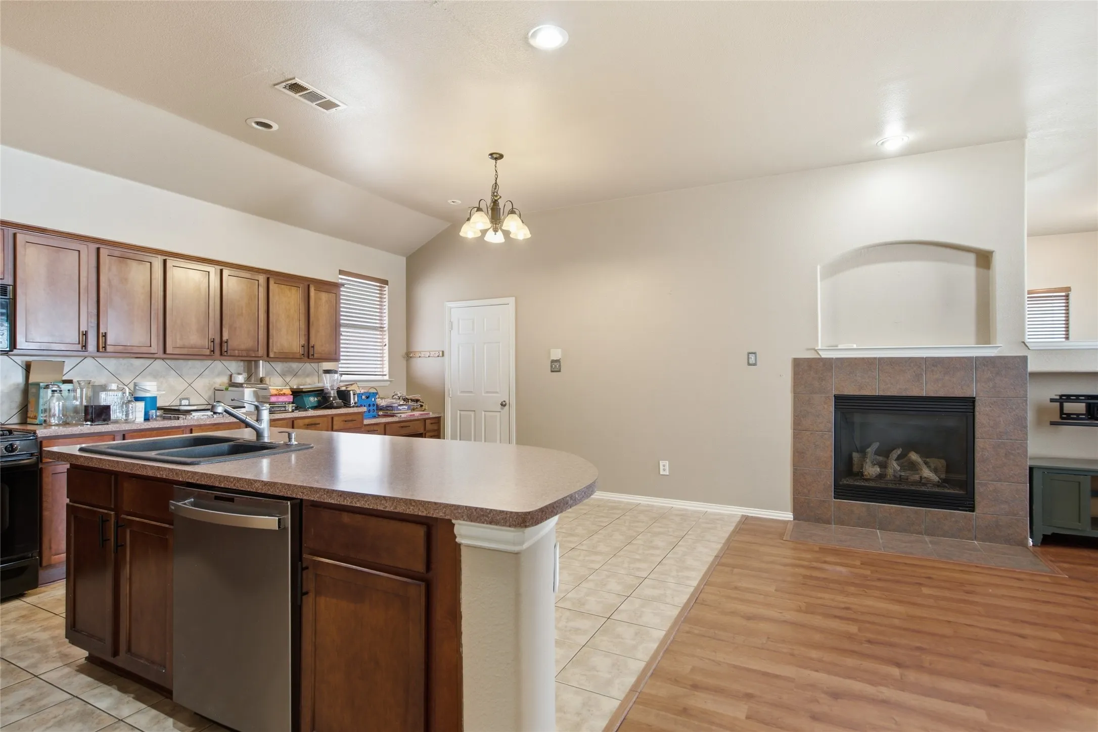 Single Family Residence For Sale in Denton County , 1728 Mercer Way, Savannah, Texas 76227, 3 Bedroom, 2 Bathroom, 2 Garage spaces, 1,670 Sqft, built in 2004, mls#21327285, Real Estate Agent in Savannah, Homes For Sale in Denton county, Homes For Sale in Savannah, Realtor in Savannah Texas, Real Estate Brokerage Independent Realty Texas, Luminita Cordes Realtor