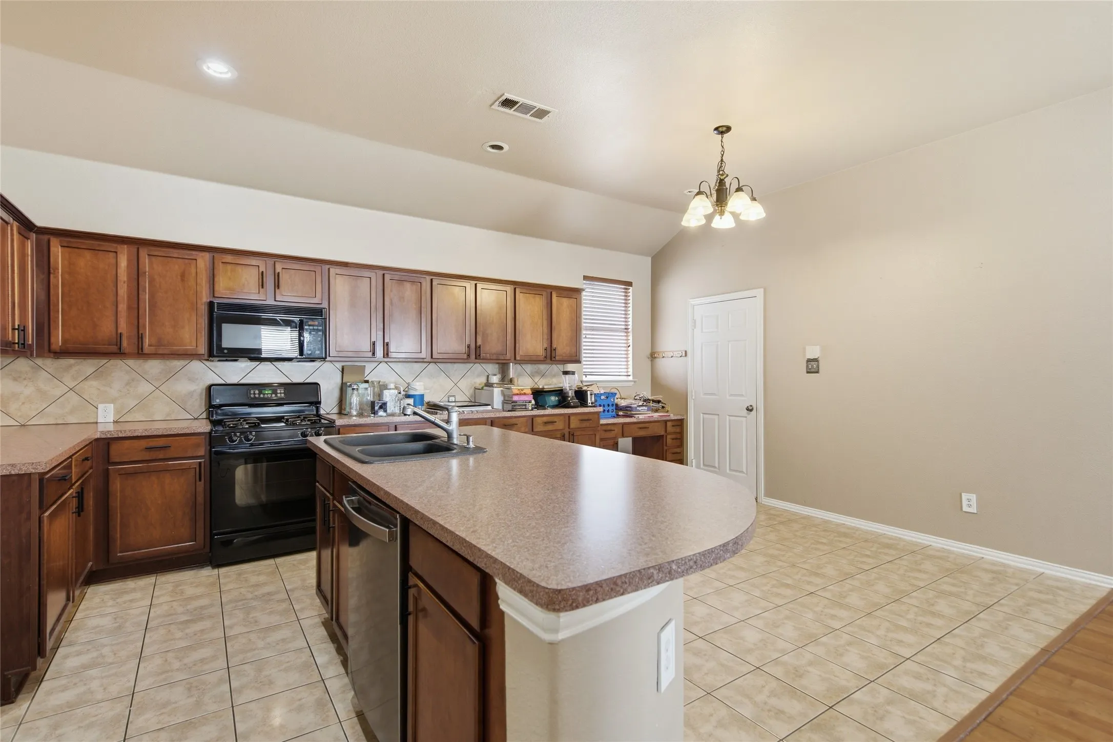 Single Family Residence For Sale in Denton County , 1728 Mercer Way, Savannah, Texas 76227, 3 Bedroom, 2 Bathroom, 2 Garage spaces, 1,670 Sqft, built in 2004, mls#21327285, Real Estate Agent in Savannah, Homes For Sale in Denton county, Homes For Sale in Savannah, Realtor in Savannah Texas, Real Estate Brokerage Independent Realty Texas, Luminita Cordes Realtor