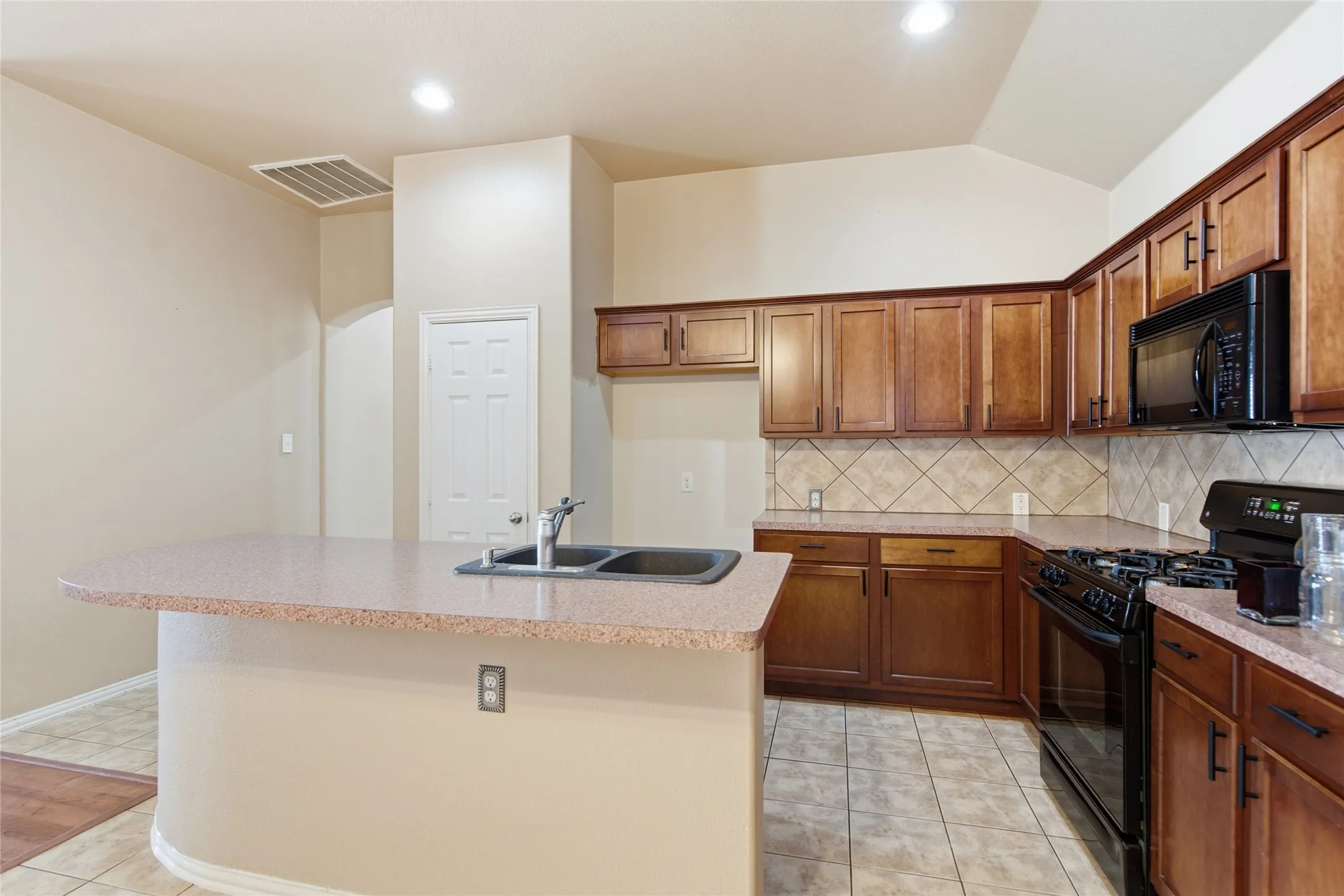 Single Family Residence For Sale in Denton County , 1728 Mercer Way, Savannah, Texas 76227, 3 Bedroom, 2 Bathroom, 2 Garage spaces, 1,670 Sqft, built in 2004, mls#21327285, Real Estate Agent in Savannah, Homes For Sale in Denton county, Homes For Sale in Savannah, Realtor in Savannah Texas, Real Estate Brokerage Independent Realty Texas, Luminita Cordes Realtor
