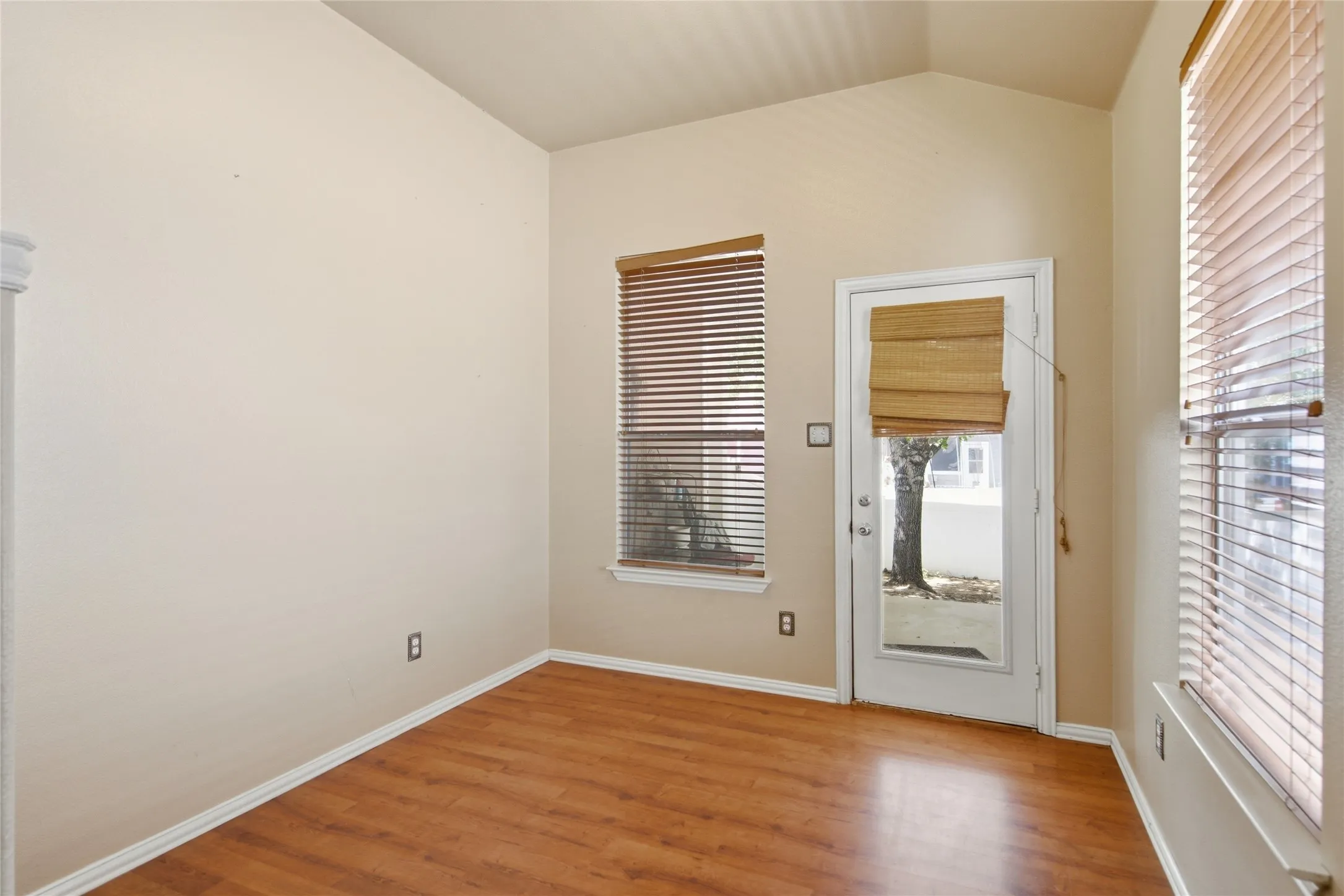 Single Family Residence For Sale in Denton County , 1728 Mercer Way, Savannah, Texas 76227, 3 Bedroom, 2 Bathroom, 2 Garage spaces, 1,670 Sqft, built in 2004, mls#21327285, Real Estate Agent in Savannah, Homes For Sale in Denton county, Homes For Sale in Savannah, Realtor in Savannah Texas, Real Estate Brokerage Independent Realty Texas, Luminita Cordes Realtor