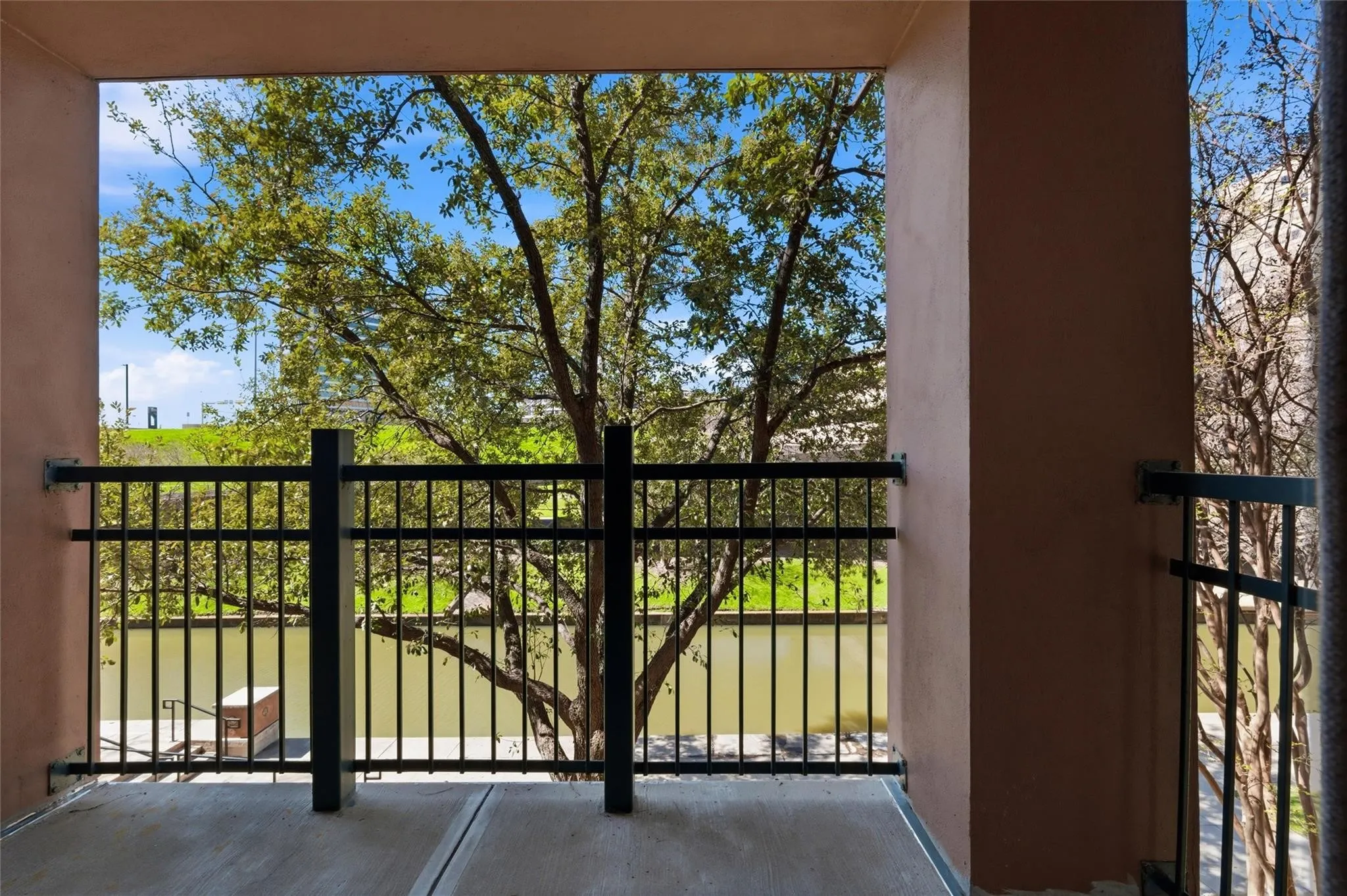 Condominium For Sale in Dallas County , 330 Las Colinas Boulevard E 236, Irving, Texas 75039, 1 Bedroom, 1 Bathroom, 1 Garage spaces, 813 Sqft, built in 2001, mls#21326659, Real Estate Agent in Irving, Homes For Sale in Dallas county, Homes For Sale in Irving, Realtor in Irving Texas, Real Estate Brokerage Independent Realty Texas, Luminita Cordes Realtor