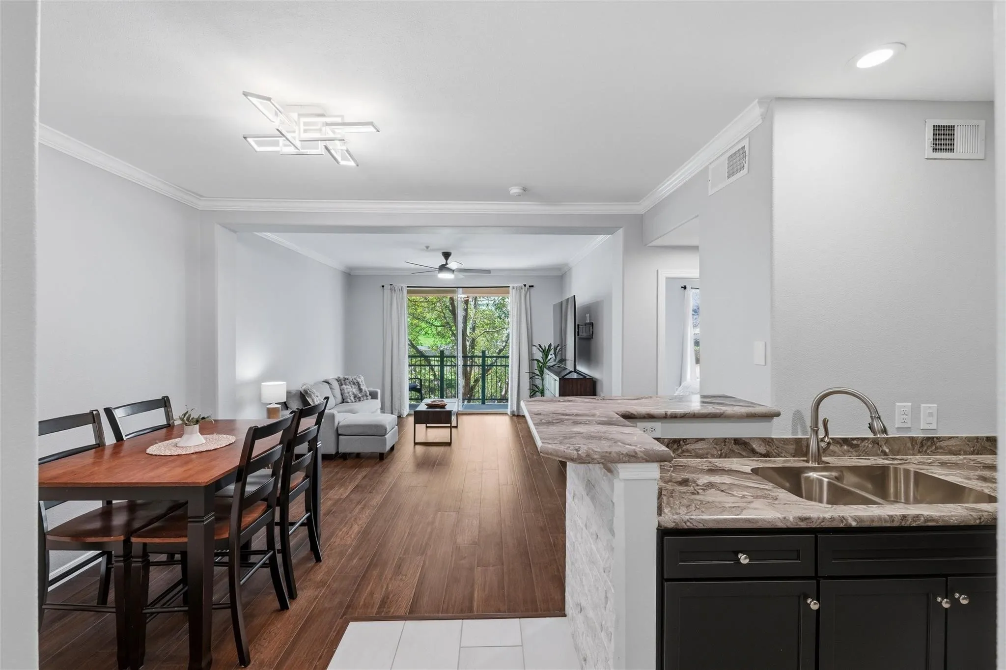 Condominium For Sale in Dallas County , 330 Las Colinas Boulevard E 236, Irving, Texas 75039, 1 Bedroom, 1 Bathroom, 1 Garage spaces, 813 Sqft, built in 2001, mls#21326659, Real Estate Agent in Irving, Homes For Sale in Dallas county, Homes For Sale in Irving, Realtor in Irving Texas, Real Estate Brokerage Independent Realty Texas, Luminita Cordes Realtor