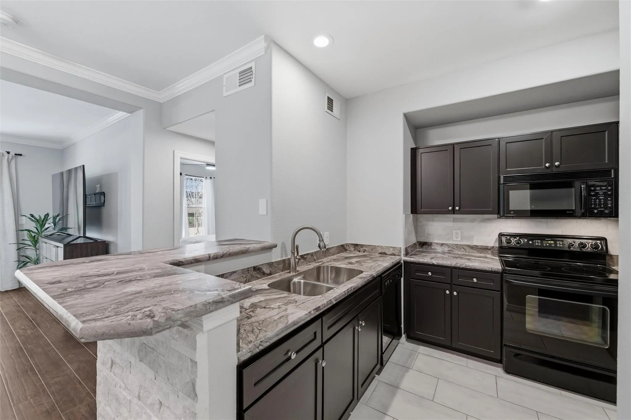 Condominium For Sale in Dallas County , 330 Las Colinas Boulevard E 236, Irving, Texas 75039, 1 Bedroom, 1 Bathroom, 1 Garage spaces, 813 Sqft, built in 2001, mls#21326659, Real Estate Agent in Irving, Homes For Sale in Dallas county, Homes For Sale in Irving, Realtor in Irving Texas, Real Estate Brokerage Independent Realty Texas, Luminita Cordes Realtor
