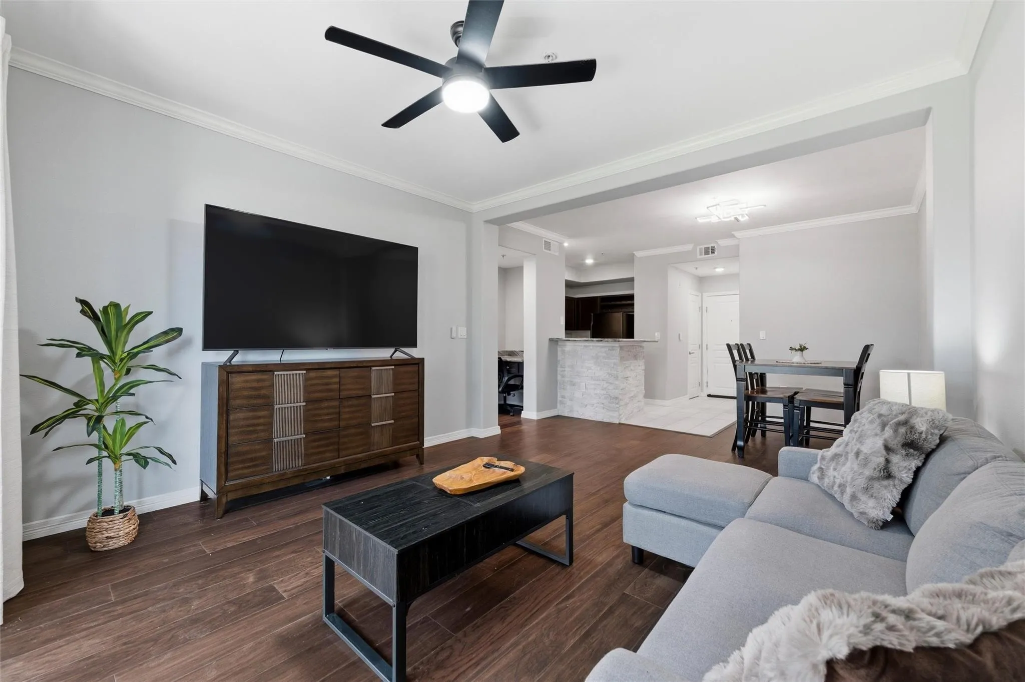 Condominium For Sale in Dallas County , 330 Las Colinas Boulevard E 236, Irving, Texas 75039, 1 Bedroom, 1 Bathroom, 1 Garage spaces, 813 Sqft, built in 2001, mls#21326659, Real Estate Agent in Irving, Homes For Sale in Dallas county, Homes For Sale in Irving, Realtor in Irving Texas, Real Estate Brokerage Independent Realty Texas, Luminita Cordes Realtor